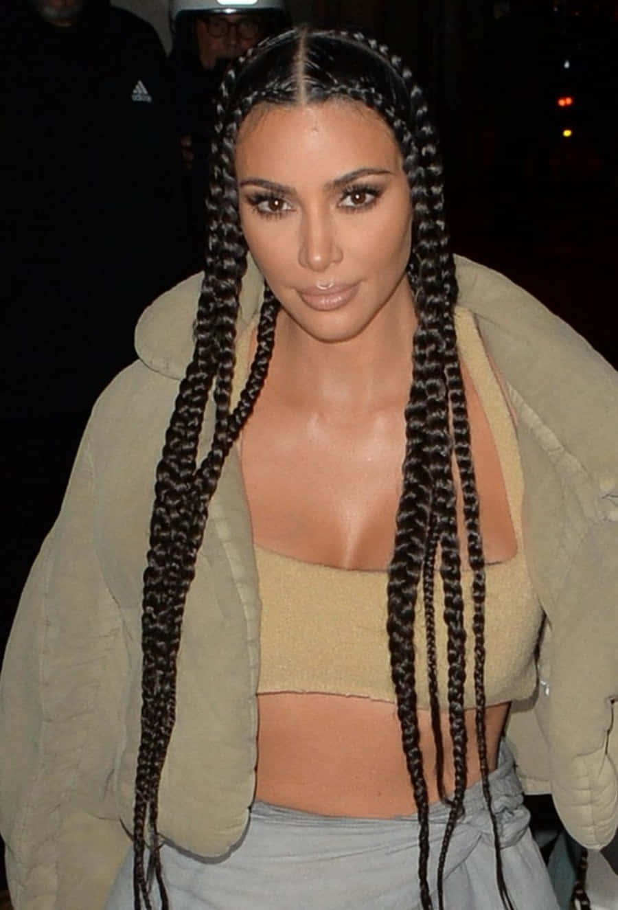 Kim Kardashian 桌布 壁紙 — Kim Kardashian 夜晚穿著米色短上衣和外套，留著長而粗的辮子。