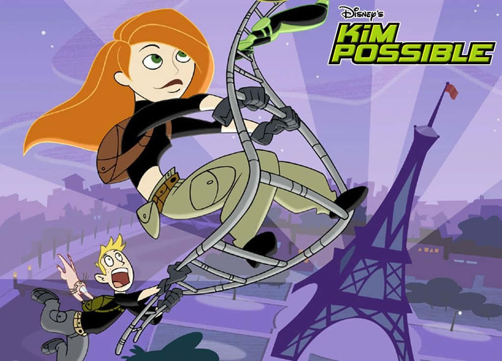 kim possible 桌布 壁紙 — Kim Possible 在巴黎上空用抓鉤盪來盪去，Ron 緊緊抓住，紫色暮色中艾菲爾鐵塔聳立。