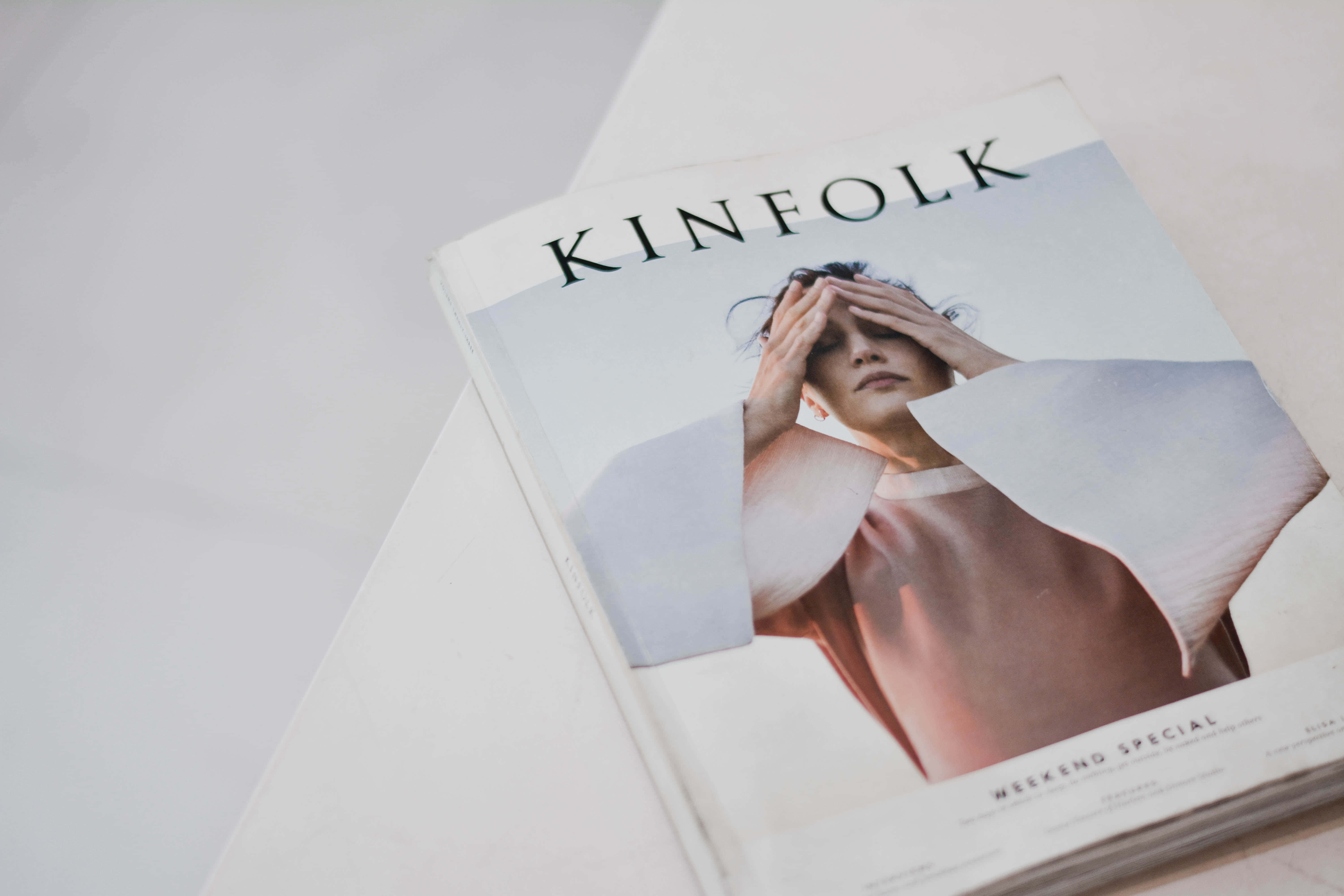 雜誌 桌布 壁紙 — Kinfolk雜誌封面的特寫，一名身穿粉紅色上衣的人將手放在眼睛上，擱在白色表面上。