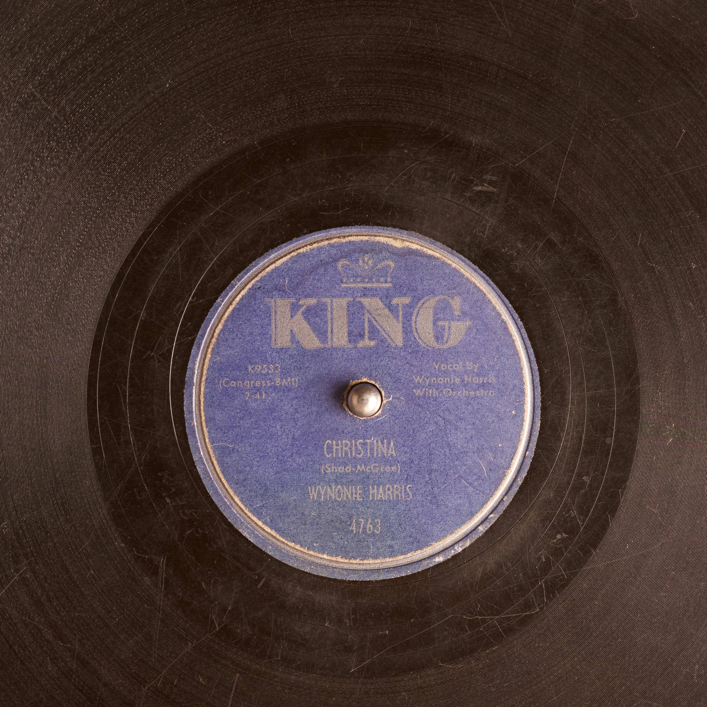 vinyl 桌布 壁紙 — King Records 黑膠唱片標籤的特寫，顯示 Wynonie Harris 的《Christina》，黑色唱片上有明顯刮痕。