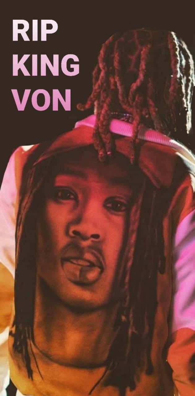 King Von 的肖像，帶有辮子和帽子，粉紅色致敬文字 RIP KING VON。 — Michael B Jordan 壁紙