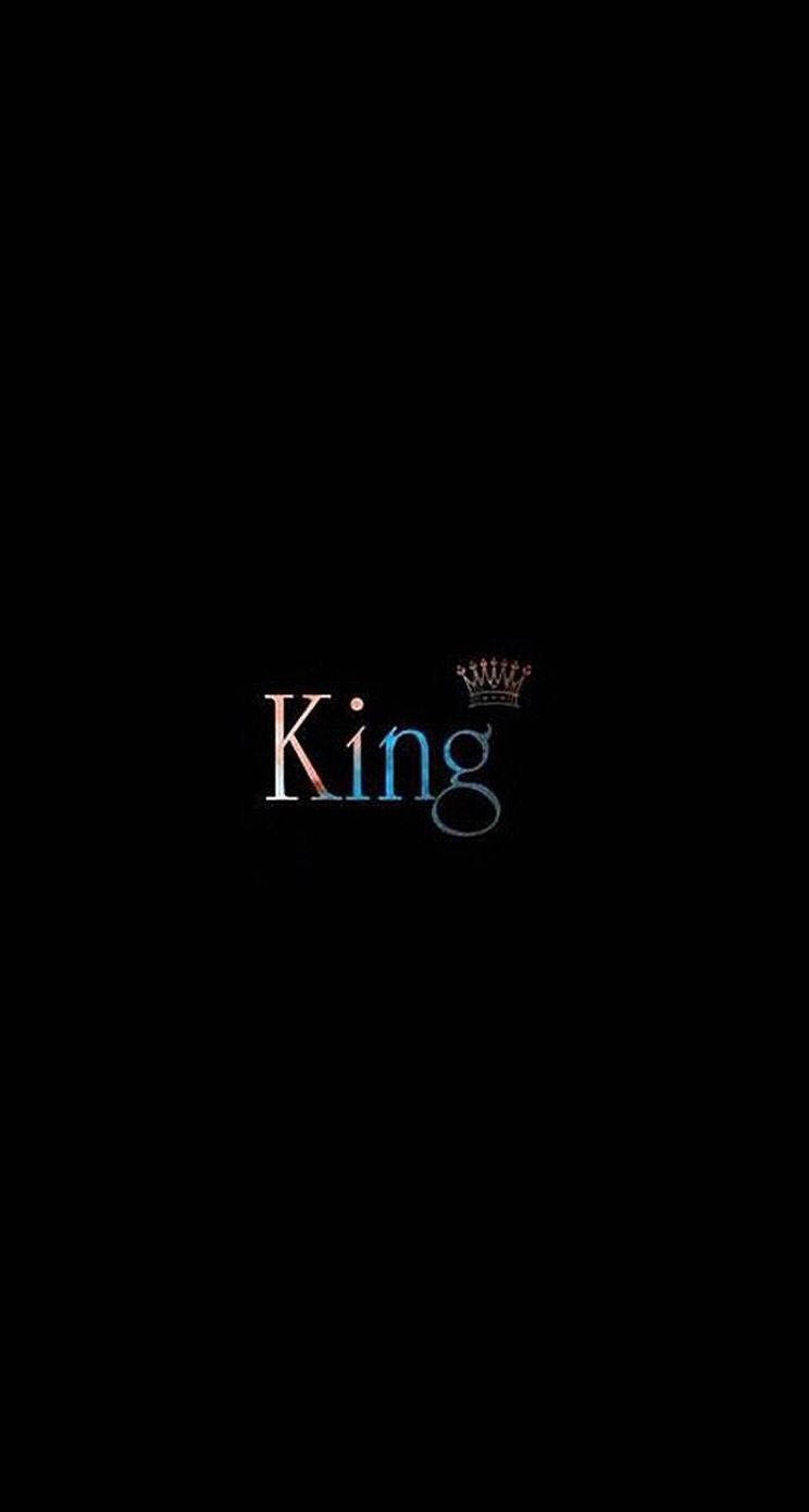 Black King 桌布 壁紙 — 「King」這個字上面有一個皇冠，在純黑色背景上柔和地發光。