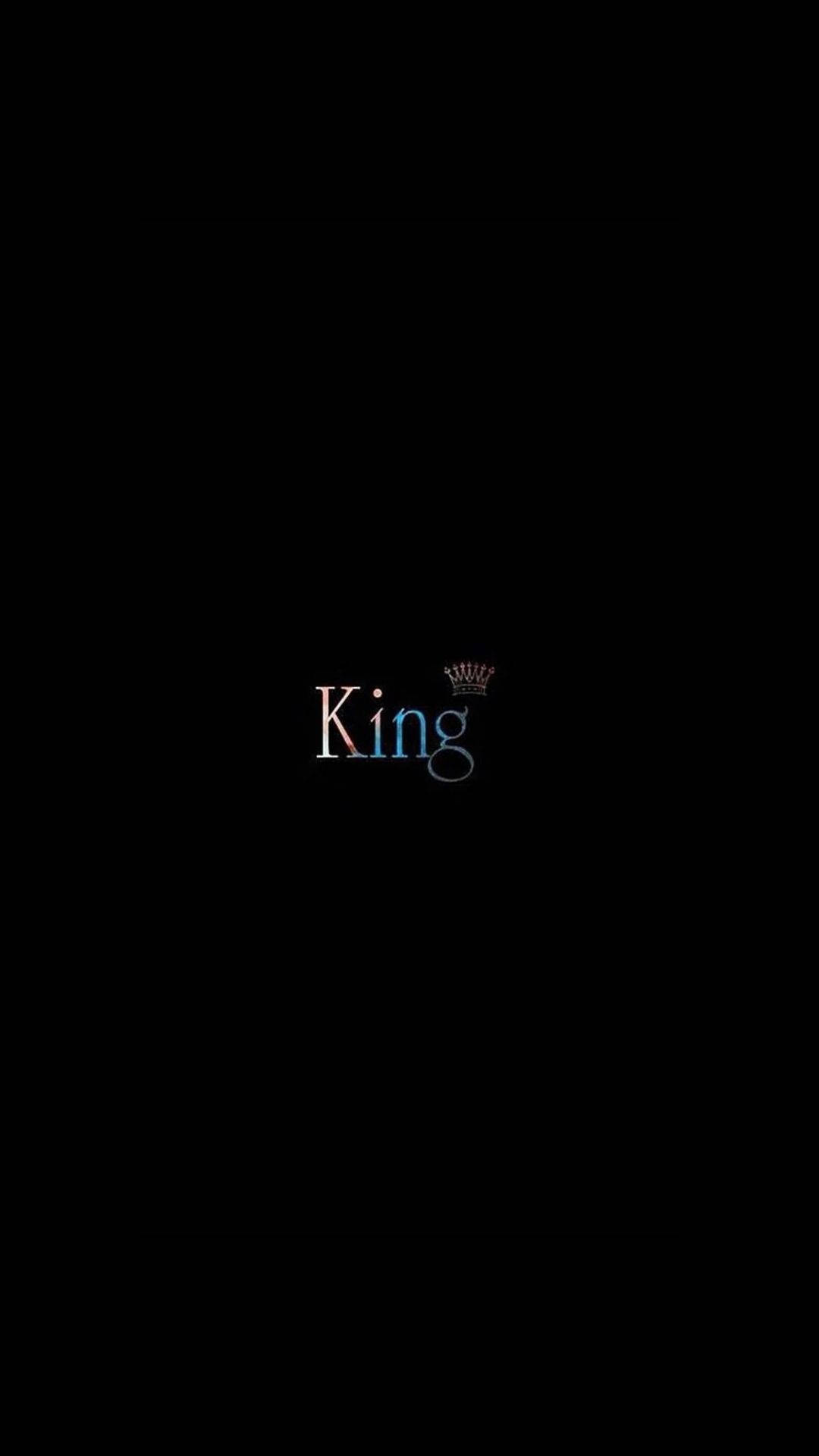 「King」這個字與皇冠圖示在黑色背景上以漸變色發光。 — 國王 GIF 壁紙