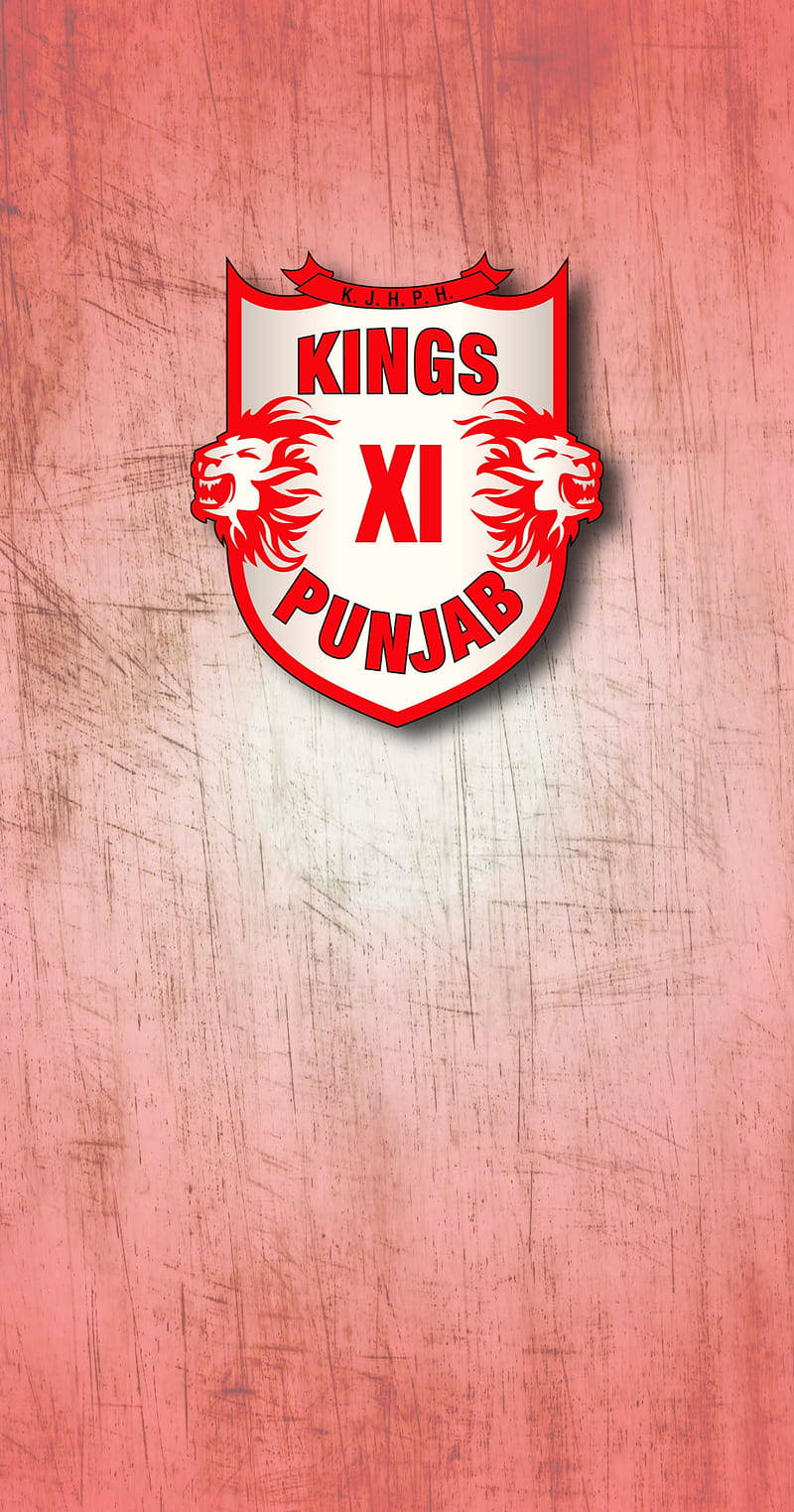 punjab kings 桌布 壁紙 — Kings XI Punjab 板球隊標誌居中於有紋理的粉紅色刮痕背景上。