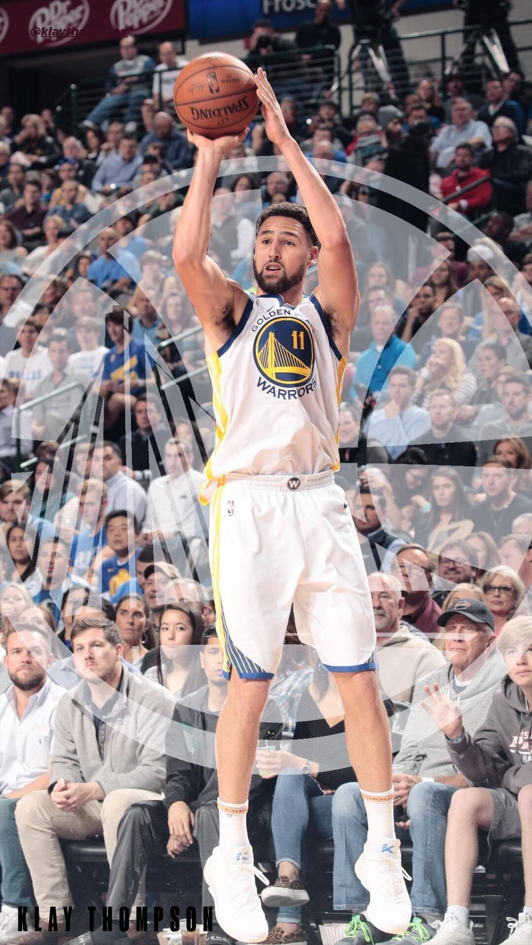 Thompson 桌布 壁紙 — Klay Thompson 身穿金州勇士隊球衣，在擠滿觀眾的場館比賽中投籃。