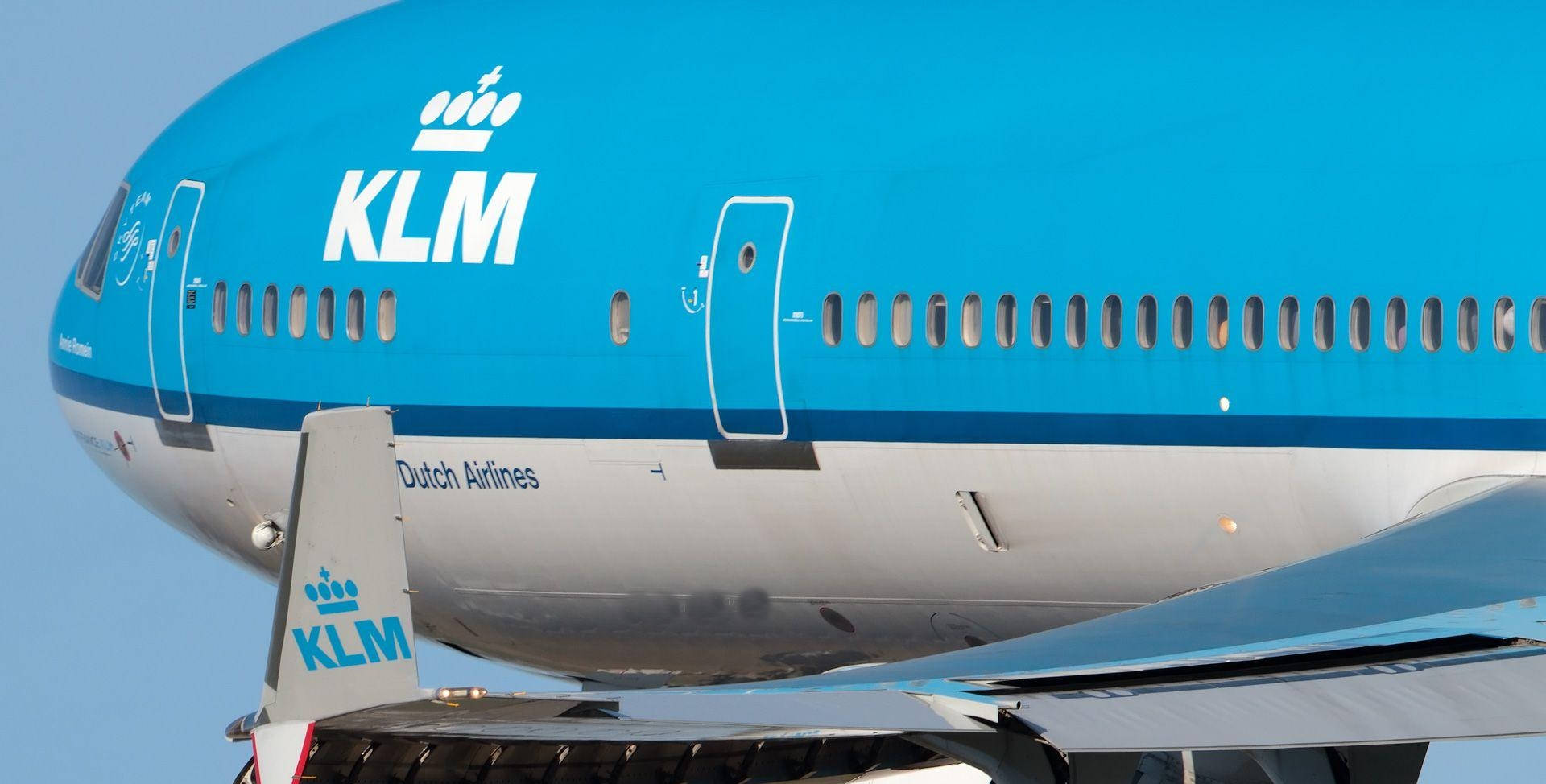 Plane 桌布 壁紙 — KLM荷蘭皇家航空公司飛機機身的特寫，在晴朗的天空下展示其標誌性的藍色塗裝。
