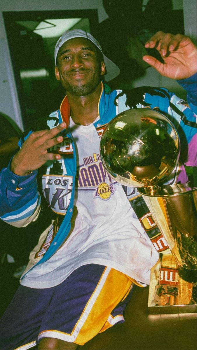 柯比·布萊恩在更衣室與NBA總冠軍獎盃一同慶祝。 — 美學科比 壁紙