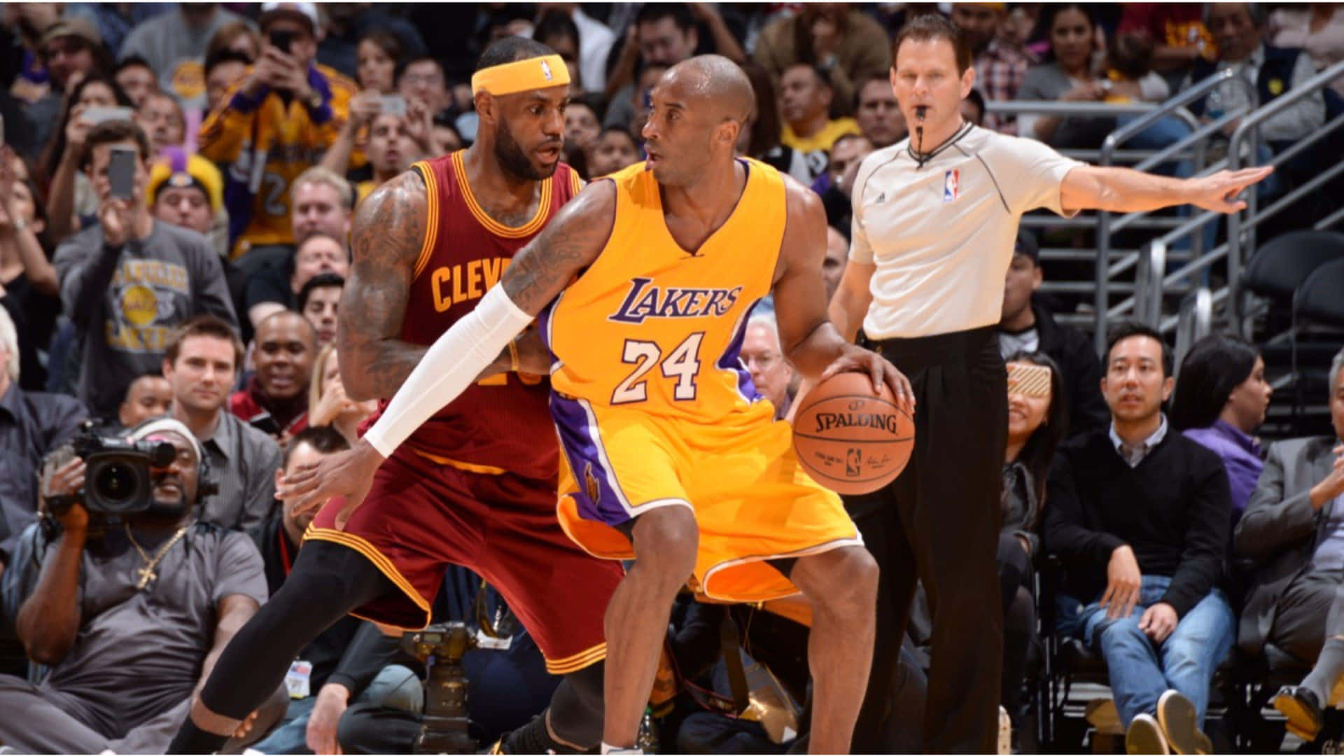 柯比·布萊恩在比賽中運球，同時被勒布朗·詹姆斯防守。 — NBA 壁紙
