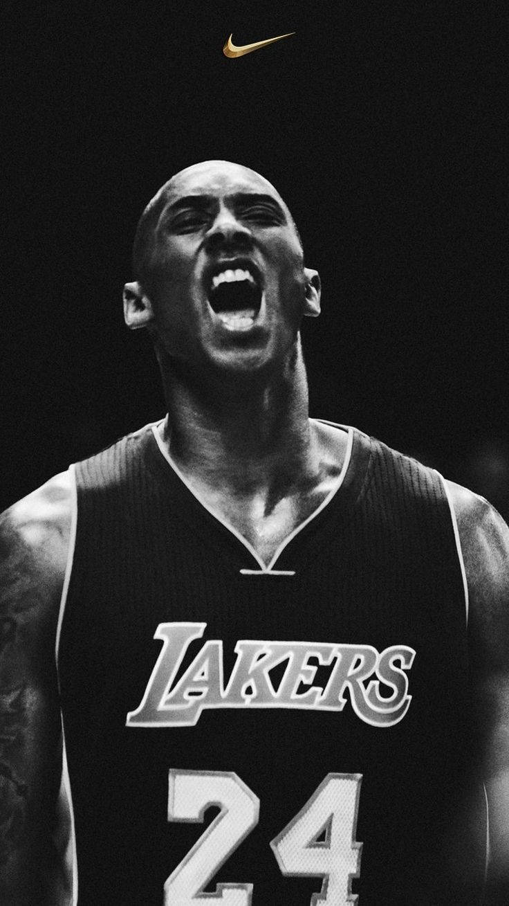 Kobe Bryant iPhone 桌布 壁紙 — Kobe Bryant 身穿湖人球衣，在純黑背景上，上方有金色Nike勾勾，發出勝利的咆哮。