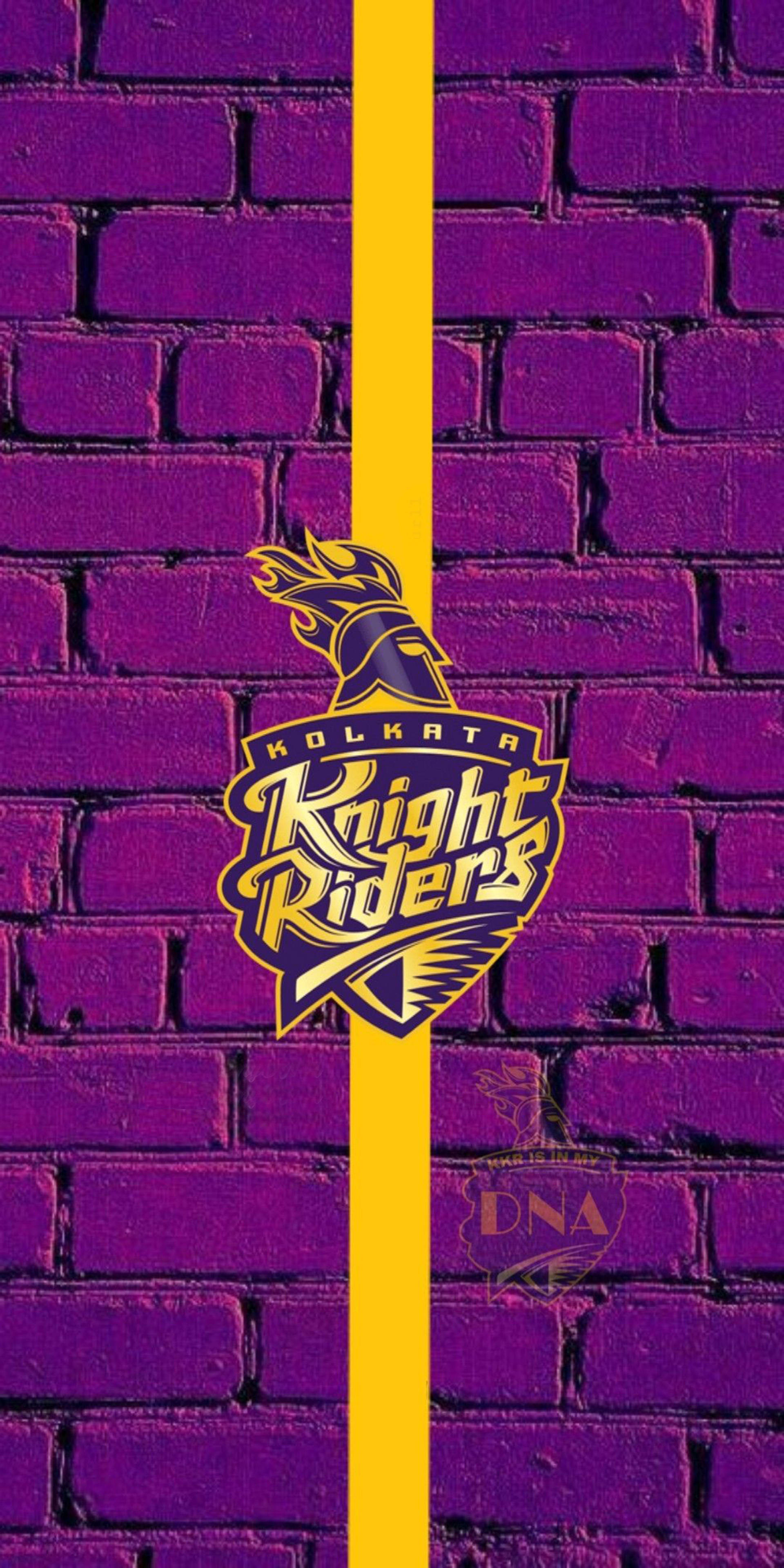 Riders 桌布 壁紙 — Kolkata Knight Riders 標誌以金色和紫色呈現，背景為充滿活力的紫色磚牆，並帶有醒目的黃色垂直條紋。