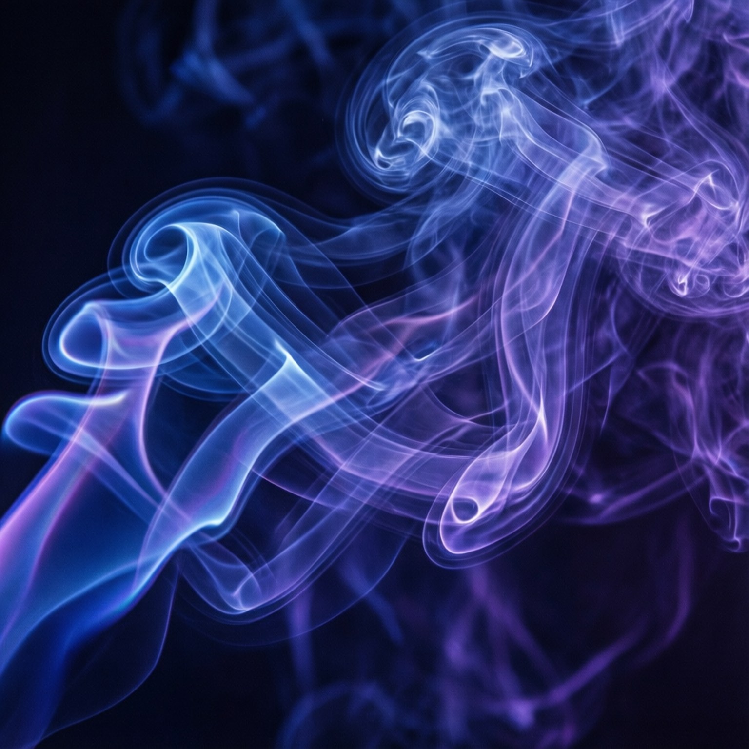 Blue Smoke Dream 壁紙 — 空靈的藍色和紫色煙霧在深黑色背景上優雅地旋轉，帶有發光的高光。