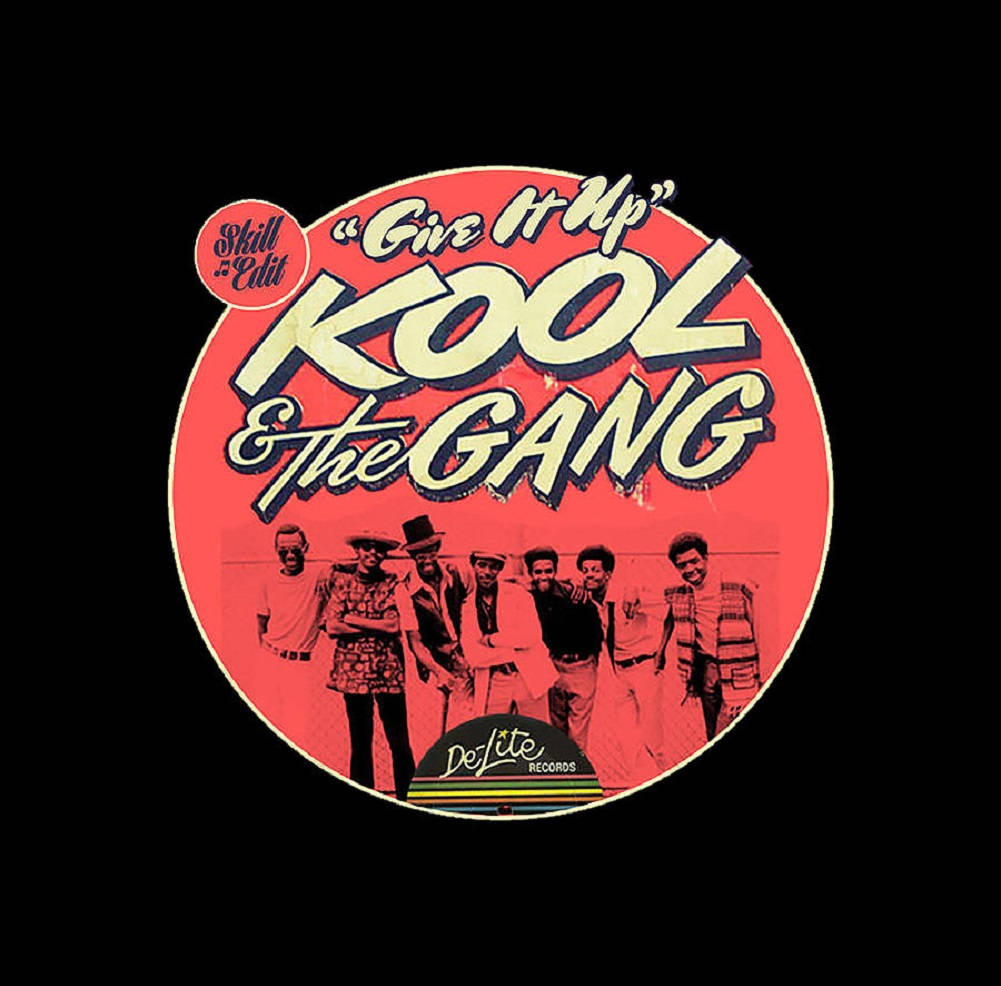 band 桌布 壁紙 — Kool & The Gang 的《Give It Up》復古唱片標籤藝術，樂團穿著 70 年代復古服裝，背景為大膽的紅色圓形。