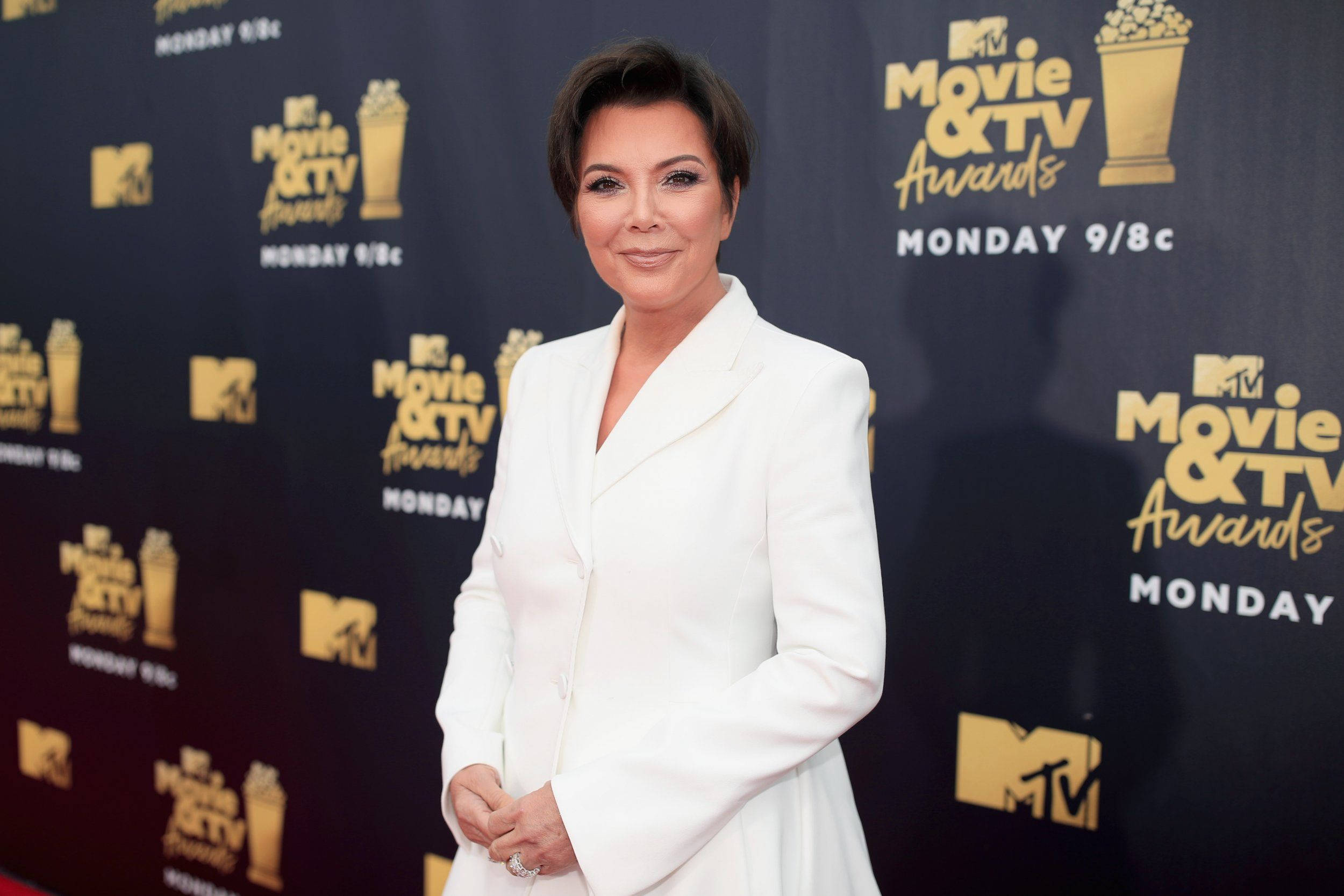 kris 桌布 壁紙 — Kris Jenner 在MTV電影電視獎紅地毯上自信地穿著白色西裝外套擺姿勢。