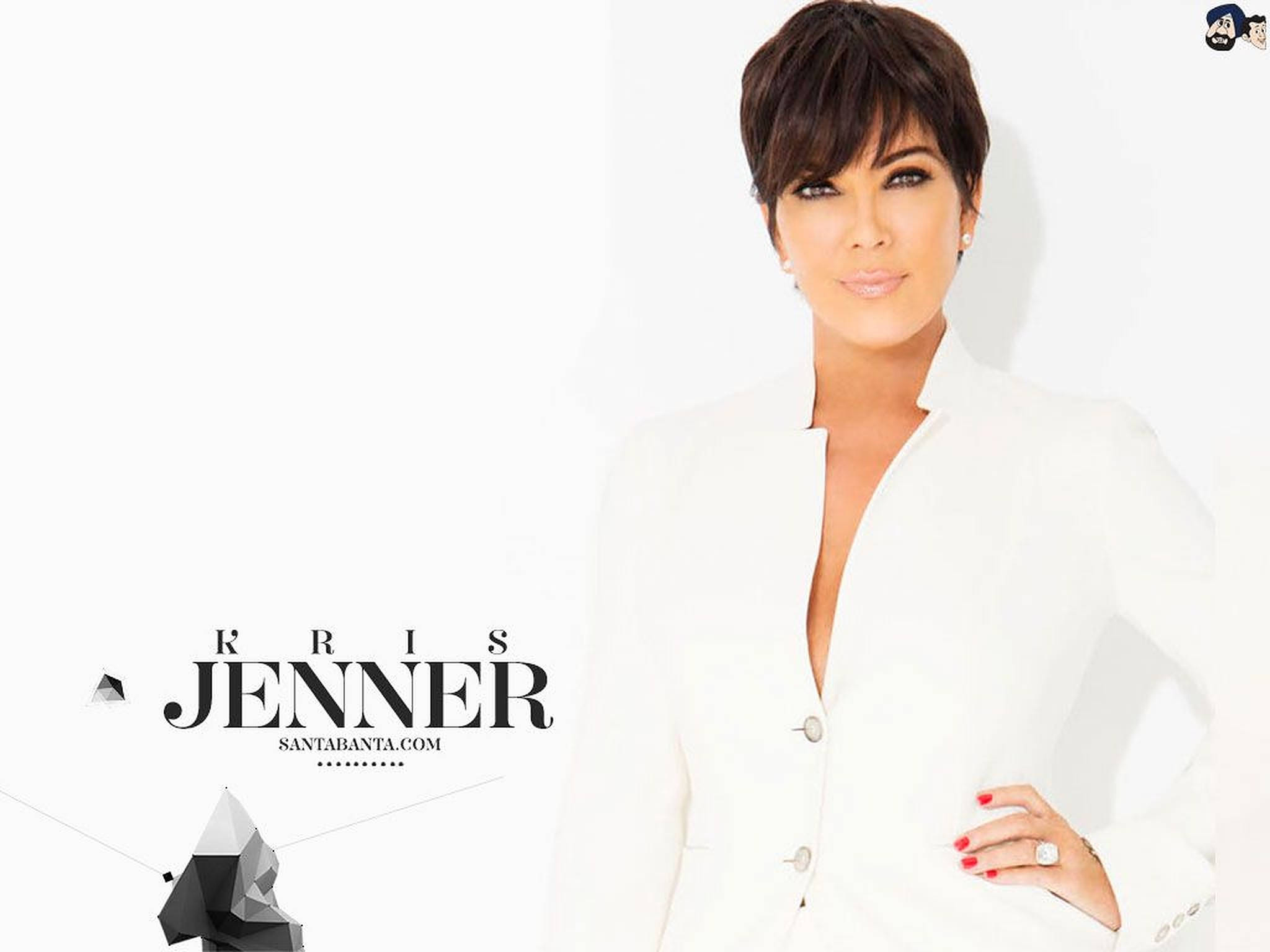 kris 桌布 壁紙 — Kris Jenner 身穿白色西裝外套，在帶有幾何標誌元素的簡約白色背景前自信地擺姿勢。