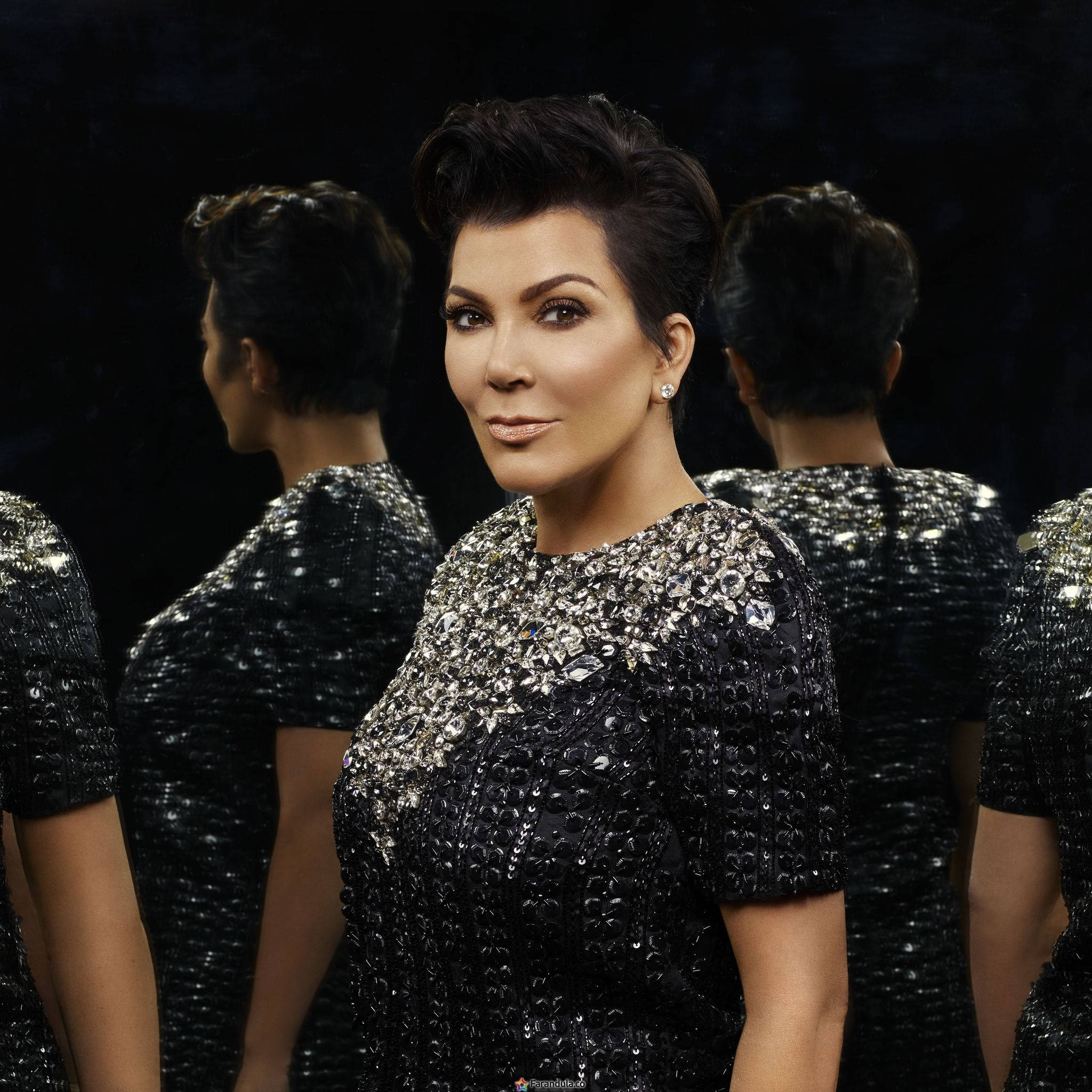 kris 桌布 壁紙 — Kris Jenner 身穿閃亮黑色連衣裙，在黑暗背景下自信地擺姿勢，周圍環繞著鏡面反射。
