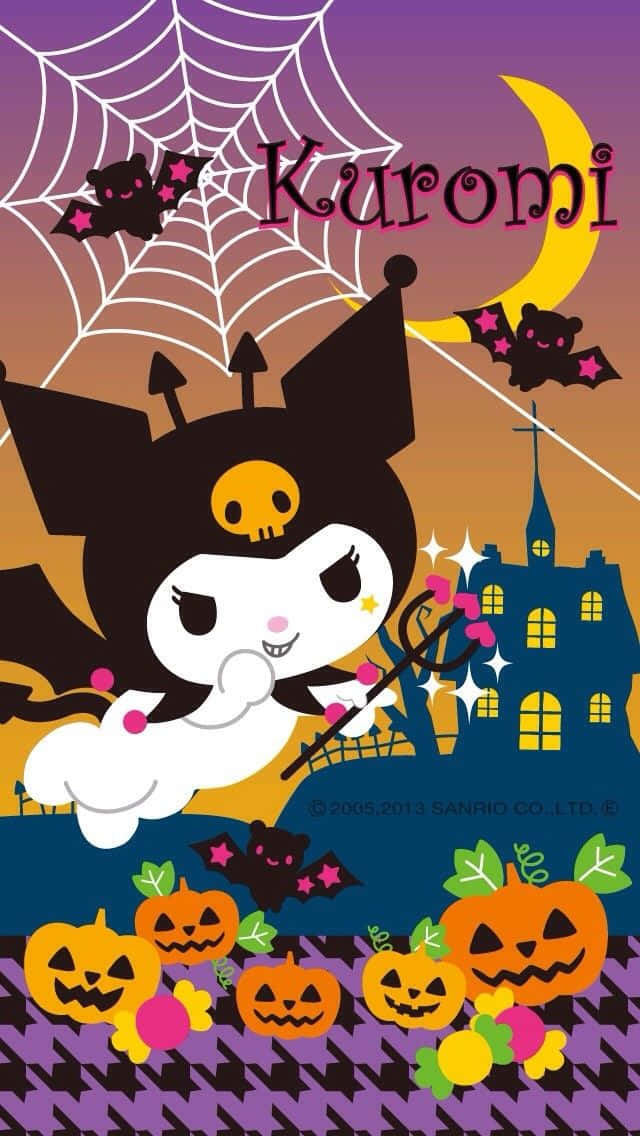 Kuromi Halloween 桌布 壁紙 — Kuromi 打扮成女巫，在蝙蝠和蜘蛛網伴隨下，於新月下飛越南瓜和鬼屋城堡。