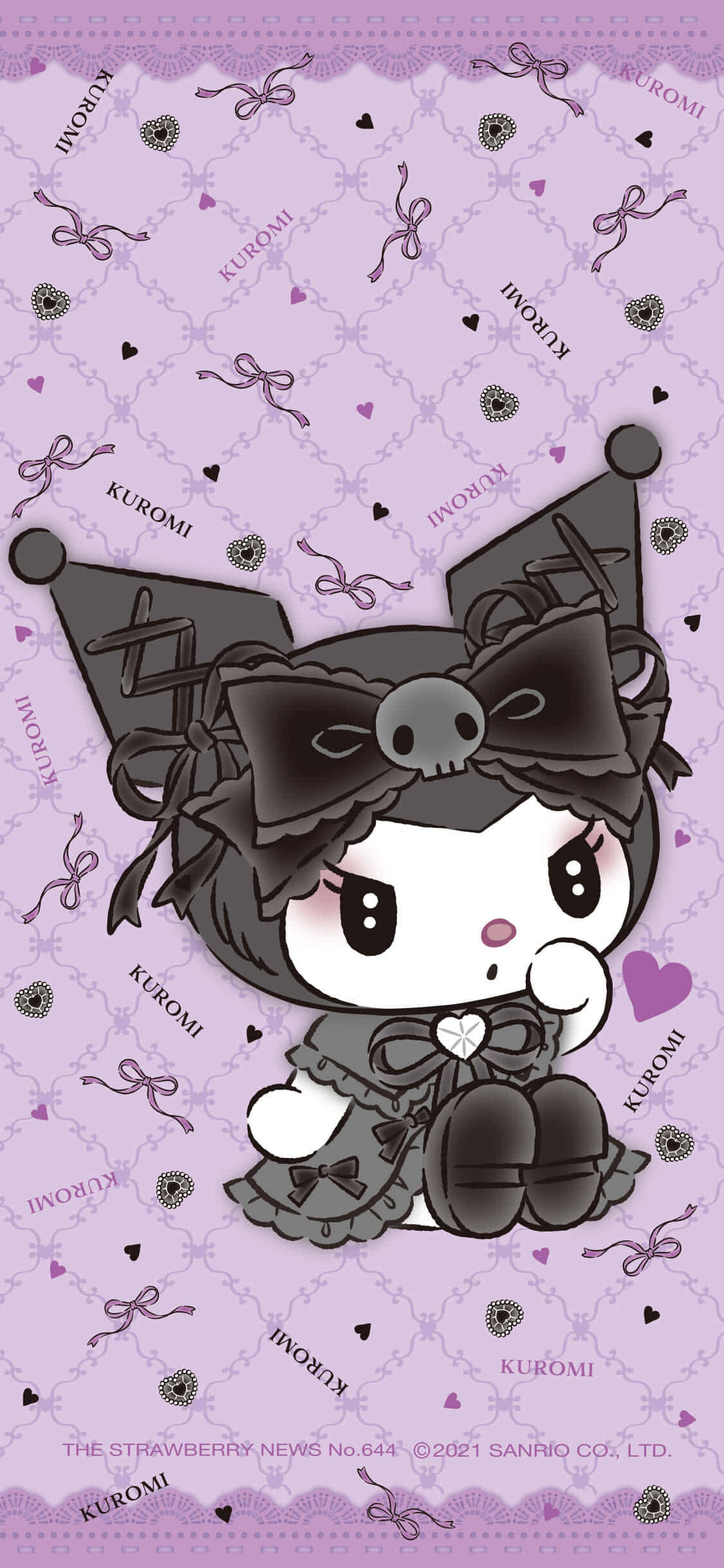 Kuromi Kawaii 桌布 壁紙 — Kuromi 穿著哥德式服裝坐在帶有重複蝴蝶結和心形圖案的紫色圖案壁紙上。