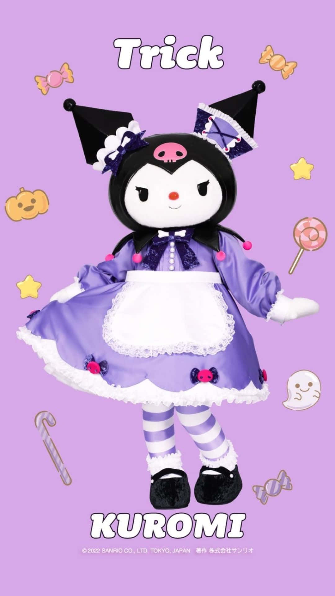 Kuromi Halloween 桌布 壁紙 — Kuromi 穿著紫色萬聖節女僕裝，搭配糖果裝飾，背景為粉紅色。