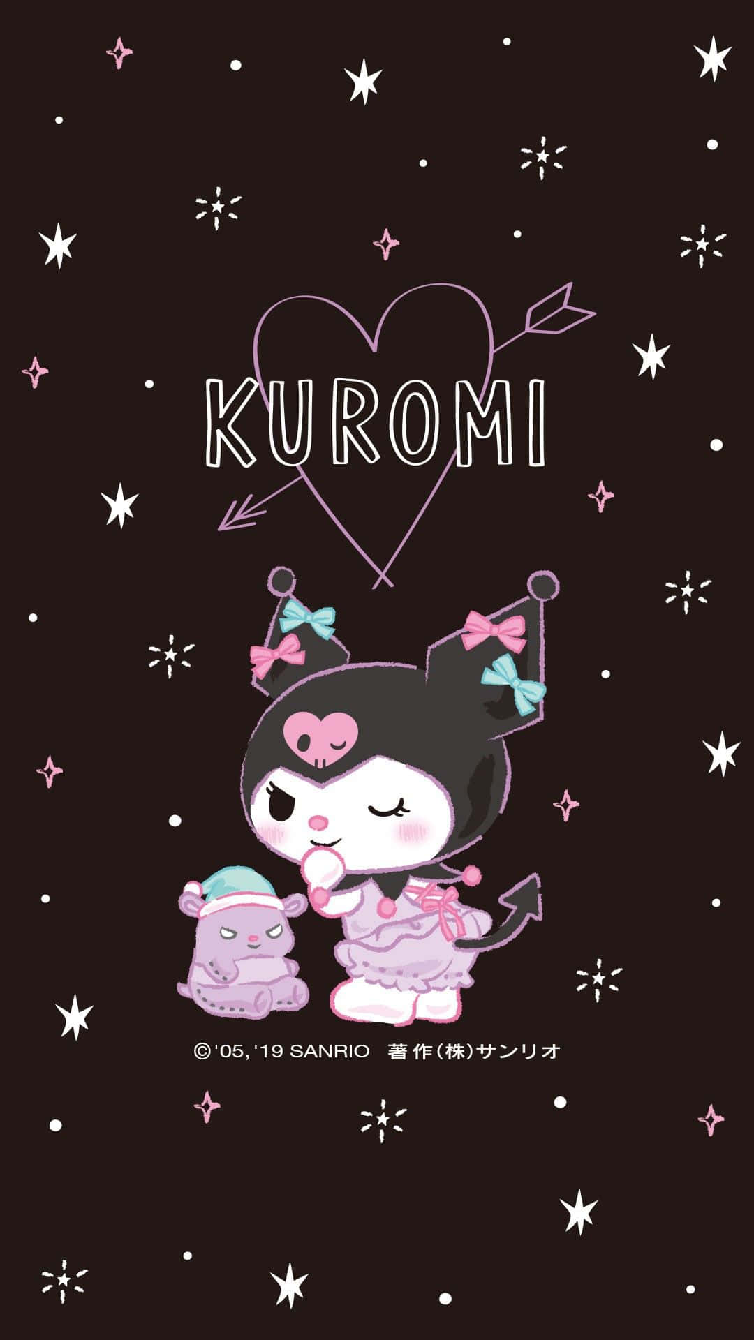 Kuromi Aesthetic 桌布 壁紙 — Kuromi 身穿粉紅色連衣裙，在繁星點點的深色背景前抱著一個小毛絨玩具，配有愛心箭和名字文字。