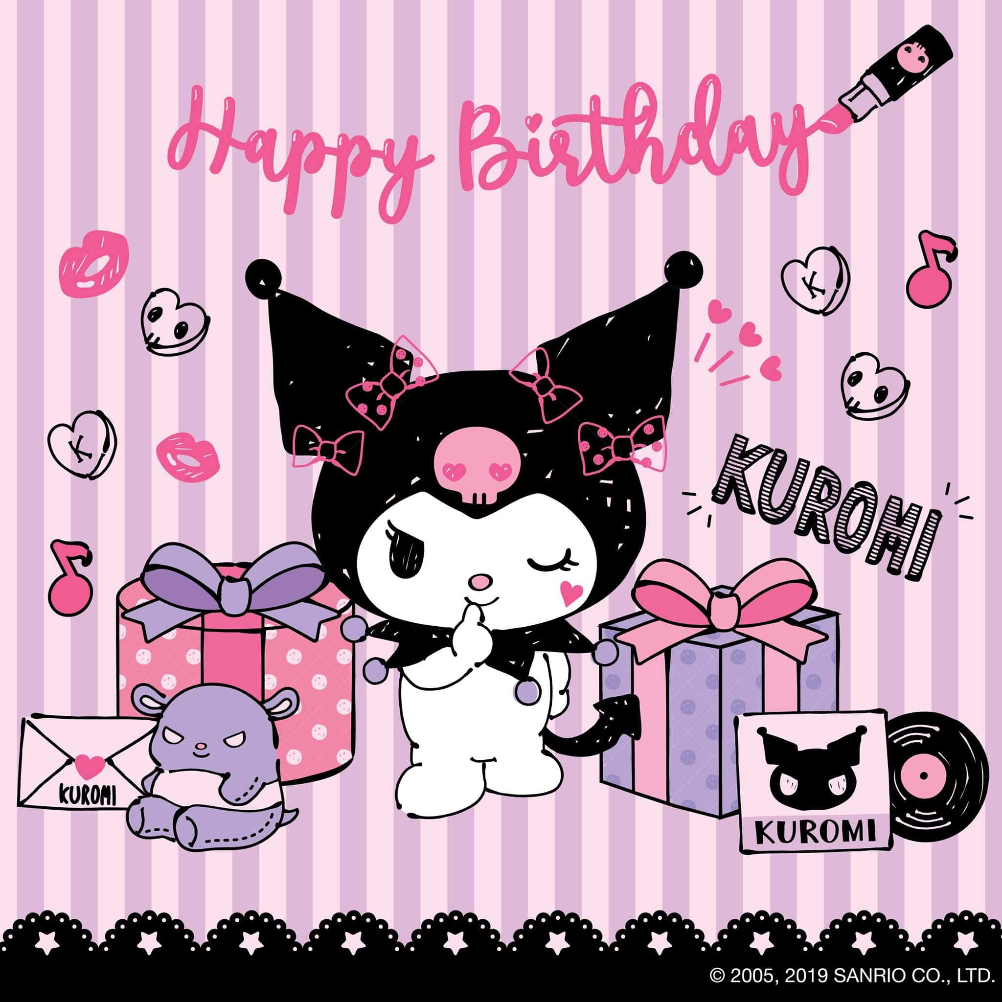 Kuromi Birthday 桌布 壁紙 — Kuromi 黑色貓咪戴著粉紅色蝴蝶結，坐在條紋背景上的禮物之間，用音符和愛心慶祝生日。