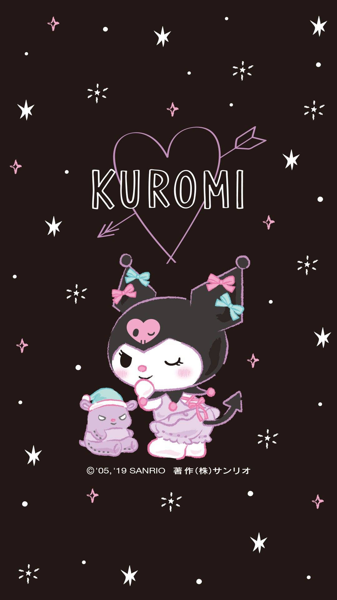 庫洛米 桌布 壁紙 — Kuromi 黑色貓咪戴著粉紅色蝴蝶結，在星空的黑暗背景中抱著一個小毛絨玩具，並有愛心箭頭。