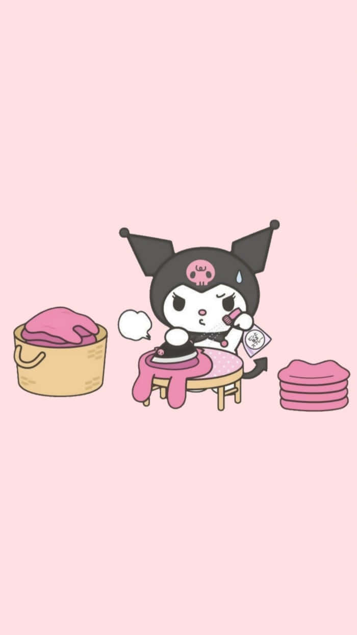 庫洛米 桌布 壁紙 — Kuromi 黑色貓咪角色在柔和的粉紅色背景前，用蒸氣熨斗熨燙粉紅色衣服，額頭上有汗珠。