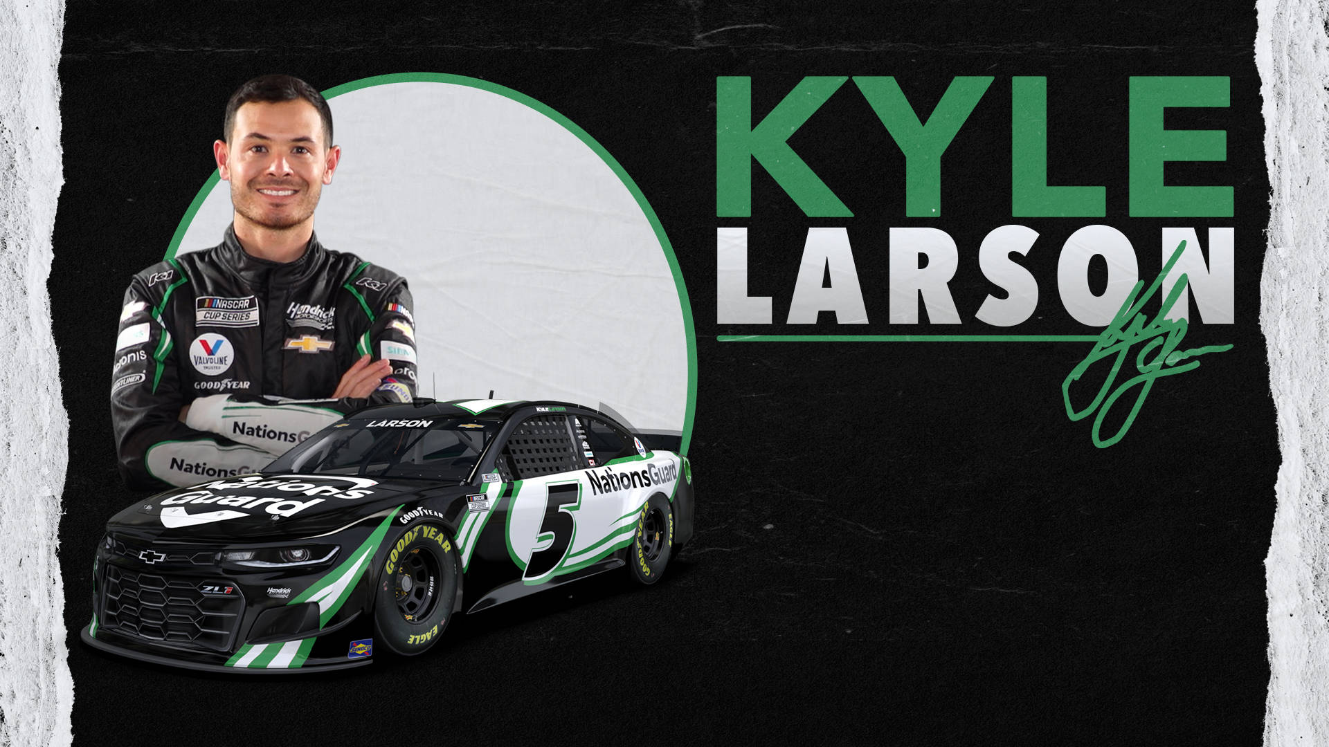 Kyle Larson 桌布 壁紙 — Kyle Larson 在深色紋理背景前，在他綠色和黑色的 NASCAR 賽車 5 號旁邊微笑，上面有他的名字和簽名。