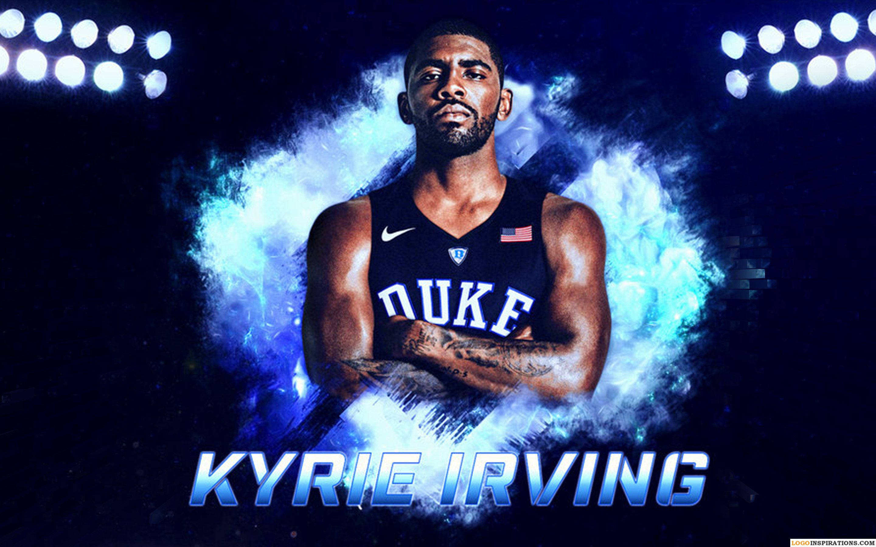 Kyrie 桌布 壁紙 — Kyrie Irving 身穿杜克球衣，在體育館燈光下自信地交叉雙臂，面對發光的藍色能量光環。