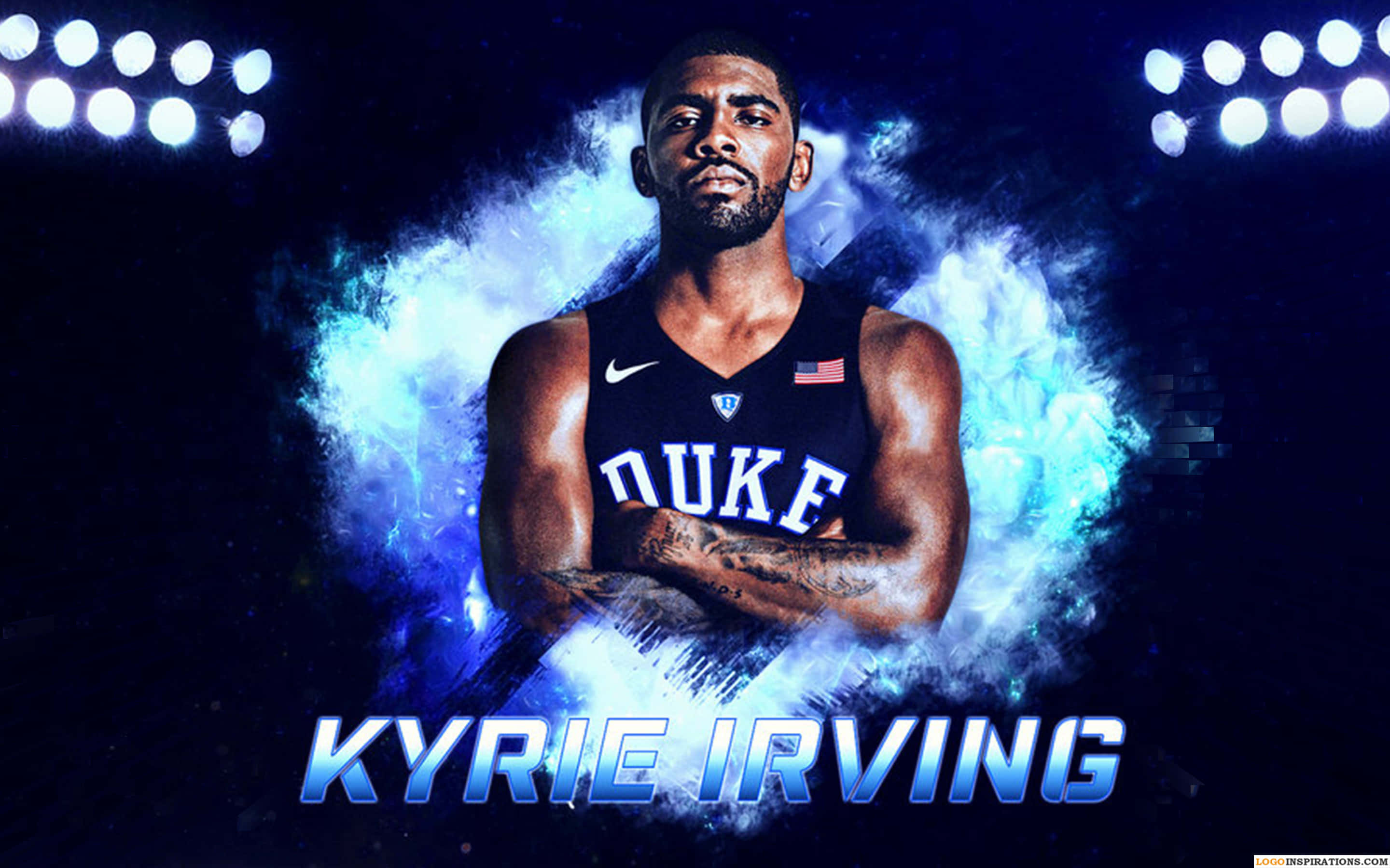 Kyrie Irving Cool 桌布 壁紙 — Kyrie Irving 身穿杜克球衣，雙臂交叉，自信地站在體育場燈光下，散發著發光的藍色能量光環。