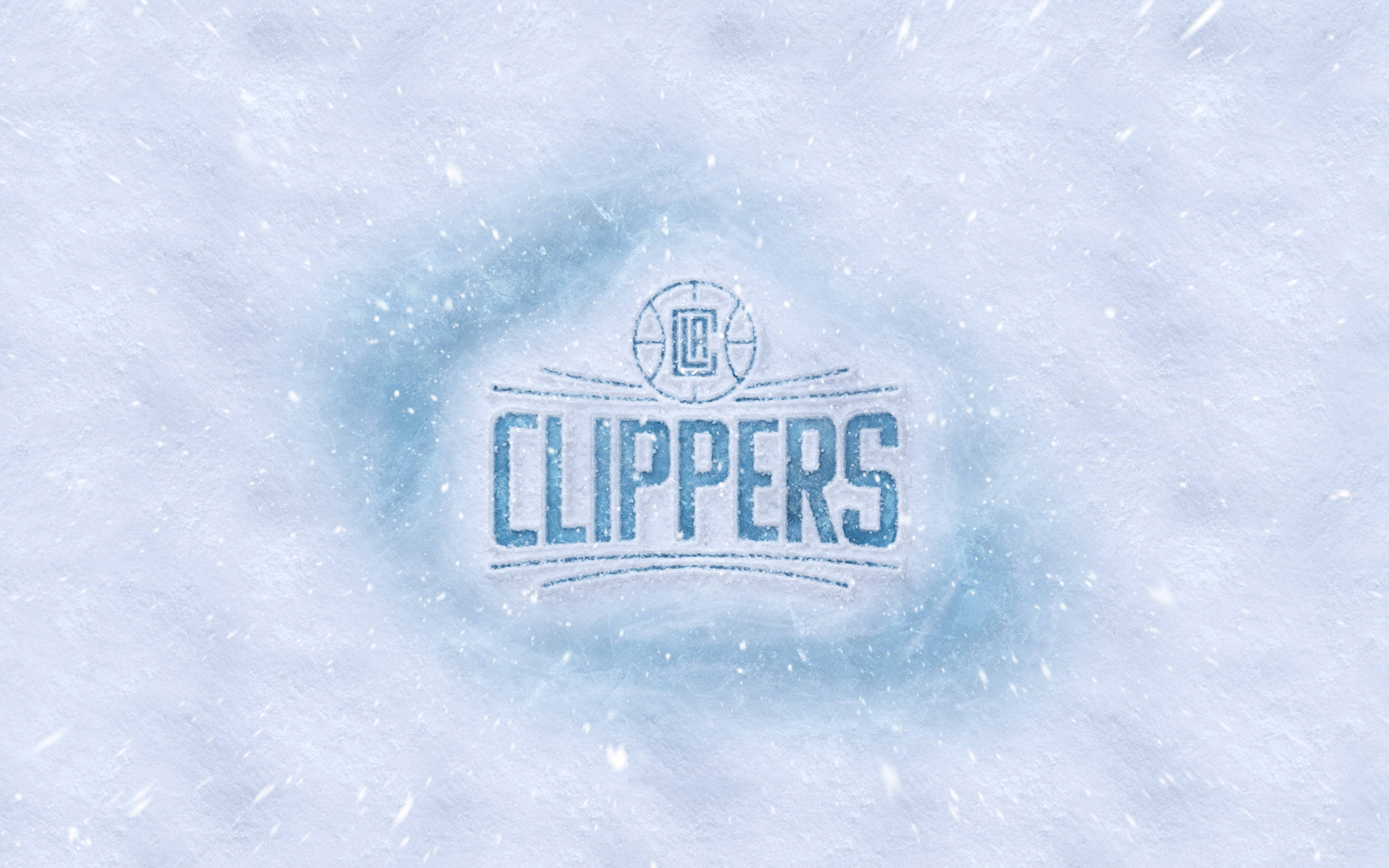 Clippers 桌布 壁紙 — LA Clippers 標誌從旋轉的暴風雪中浮現，帶有冰藍色調和飄落的雪花。