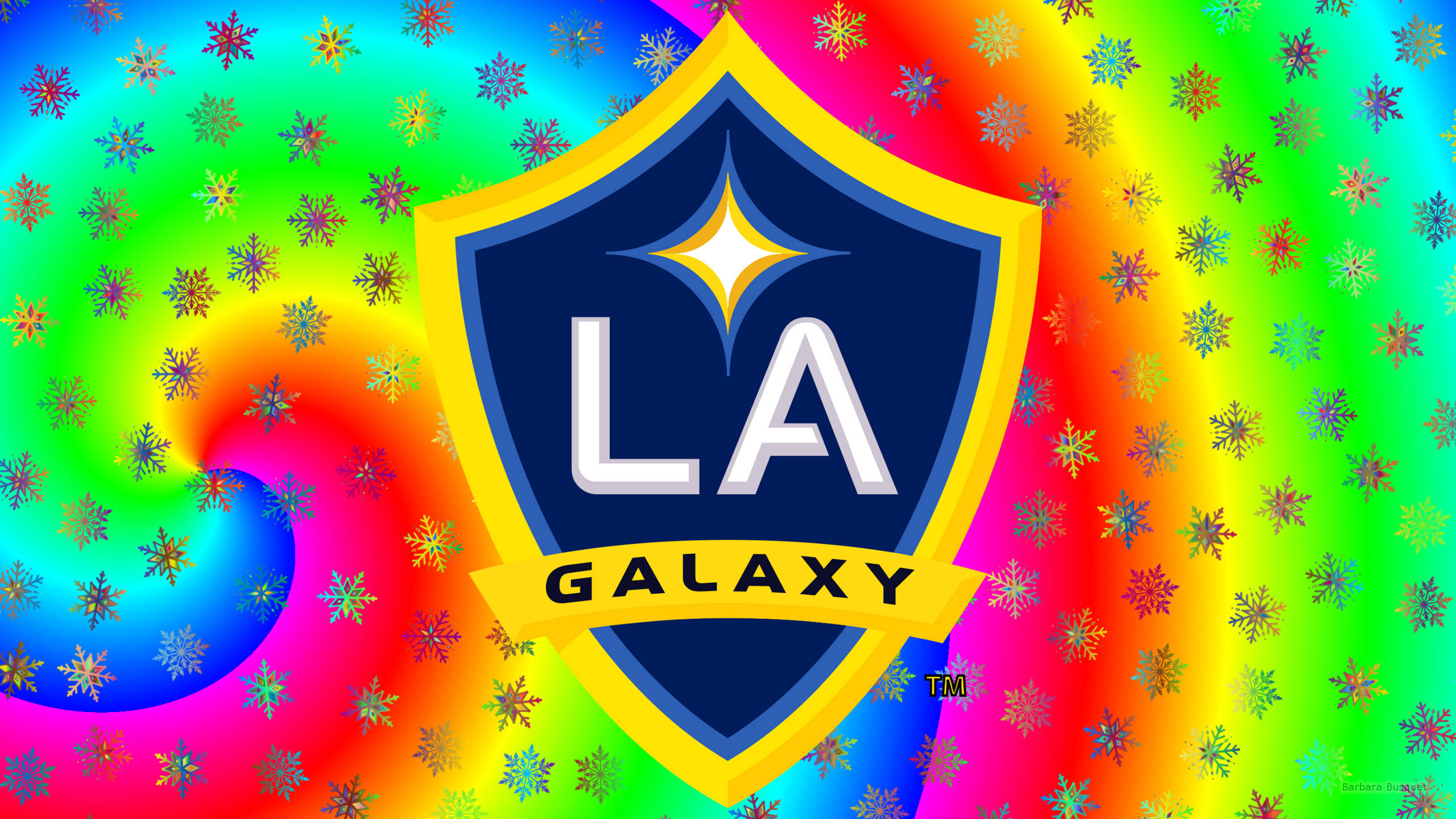 足球 桌布 壁紙 — LA Galaxy 足球隊標誌居中放置於迷幻彩虹漩渦背景上，並帶有閃閃發光的雪花圖案。