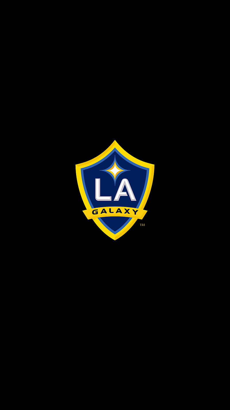 足球 桌布 壁紙 — LA Galaxy 足球隊標誌居中放在純黑色背景上，採用大膽的藍色和黃色。