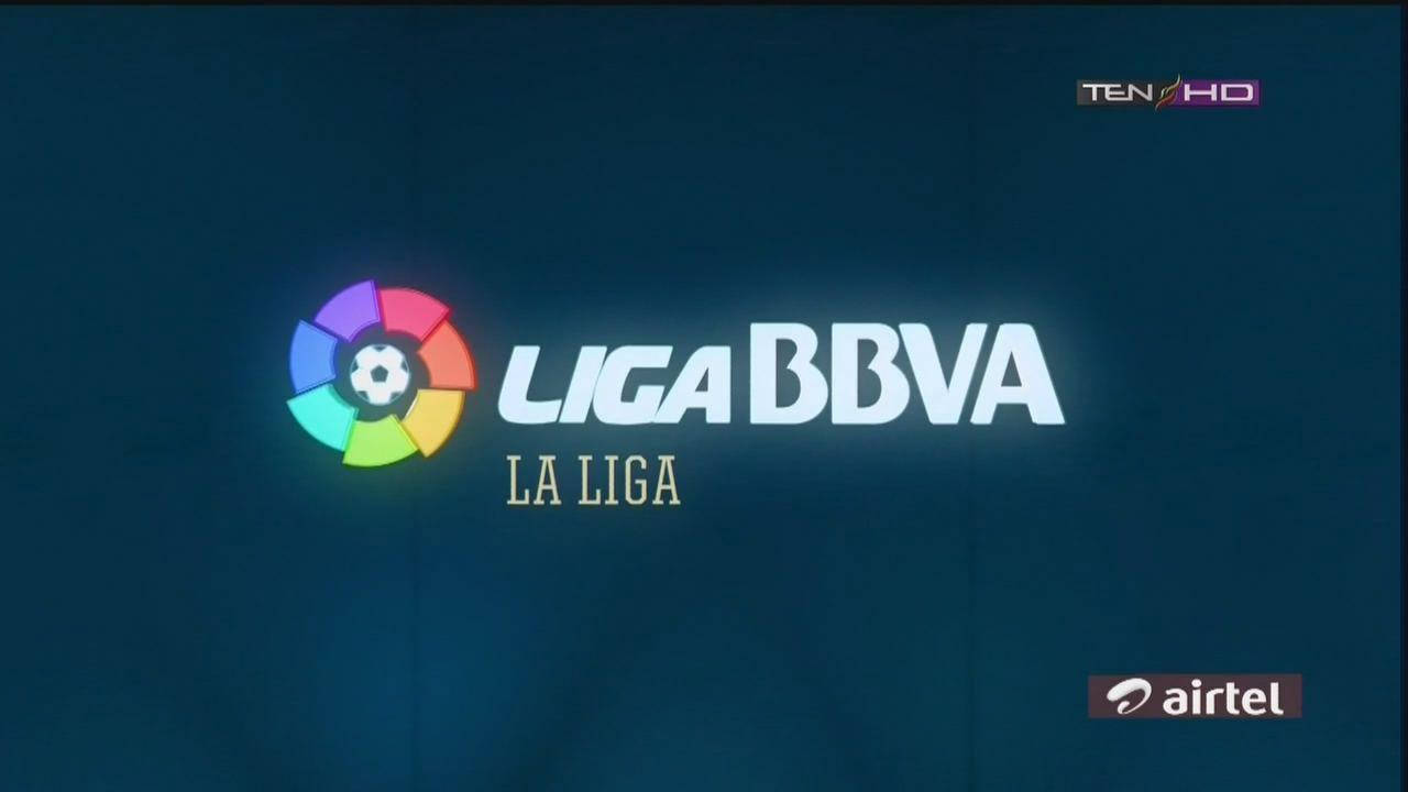 La 桌布 壁紙 — La Liga BBVA 標誌在帶有細微紋理和廣播頻道浮水印的深藍色背景上明亮發光。