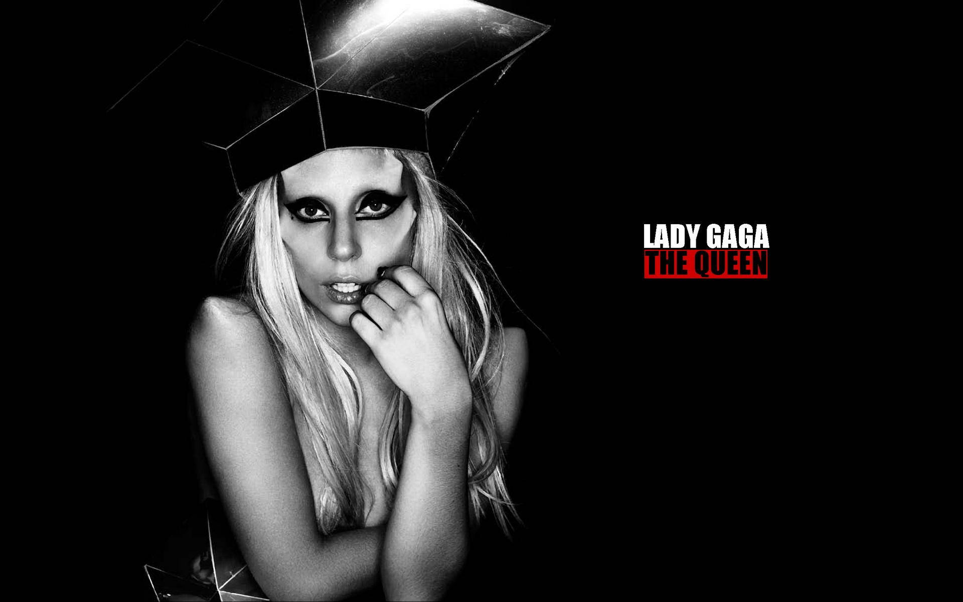 lady 桌布 壁紙 — Lady Gaga 以黑白風格呈現，搭配戲劇化妝容和幾何帽子，背景為深色。