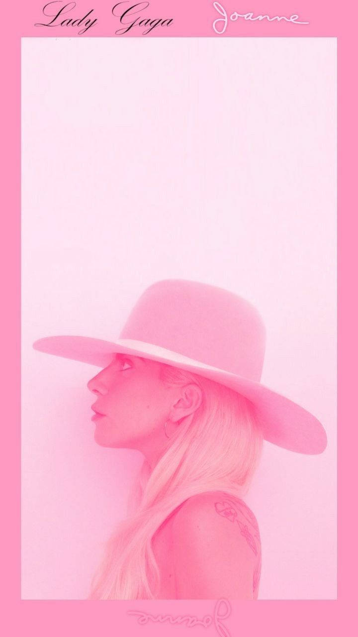 lady 桌布 壁紙 — Lady Gaga 側面，戴著一頂寬邊粉紅色帽子，背景是柔和的粉紅色，她的名字和專輯標題以草書書寫。