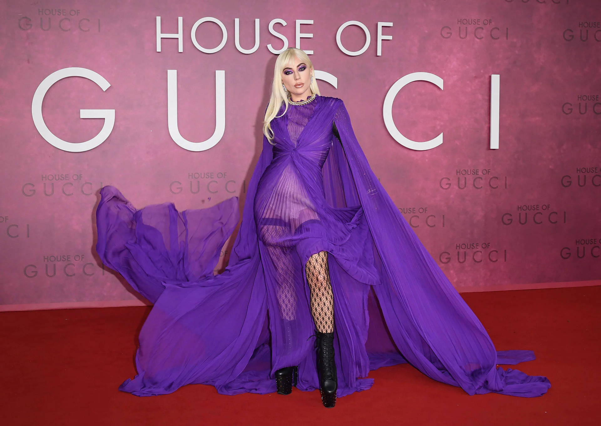 Lady Gaga 在 House of Gucci 首映禮上身穿紫色長裙走紅地毯。 — Gucci 之家 壁紙
