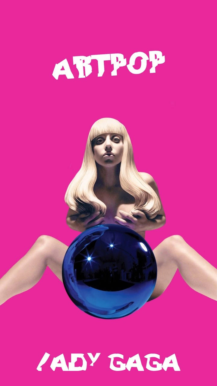 lady 桌布 壁紙 — Lady Gaga 坐在充滿活力的粉紅色背景前，手持一個反射藍色球體，上方有「ARTPOP」文字，下方有她的名字。