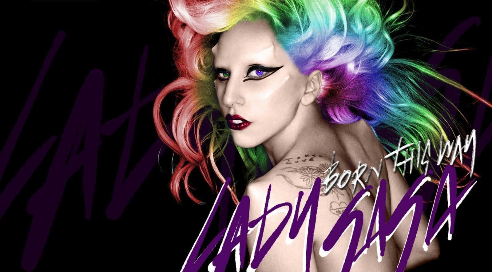 女神卡卡 桌布 壁紙 — Lady Gaga 彩虹頭髮和誇張化妝，在黑色背景前擺姿勢，帶有紫色文字。
