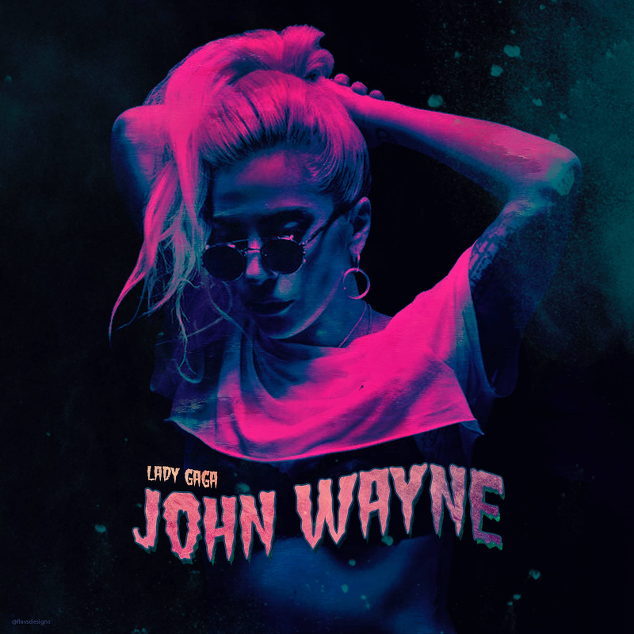 約翰·韋恩 桌布 壁紙 — Lady Gaga 戴著太陽眼鏡，在粉紅藍色霓虹燈光下，雙手放在頭髮上，在深色背景前擺姿勢。