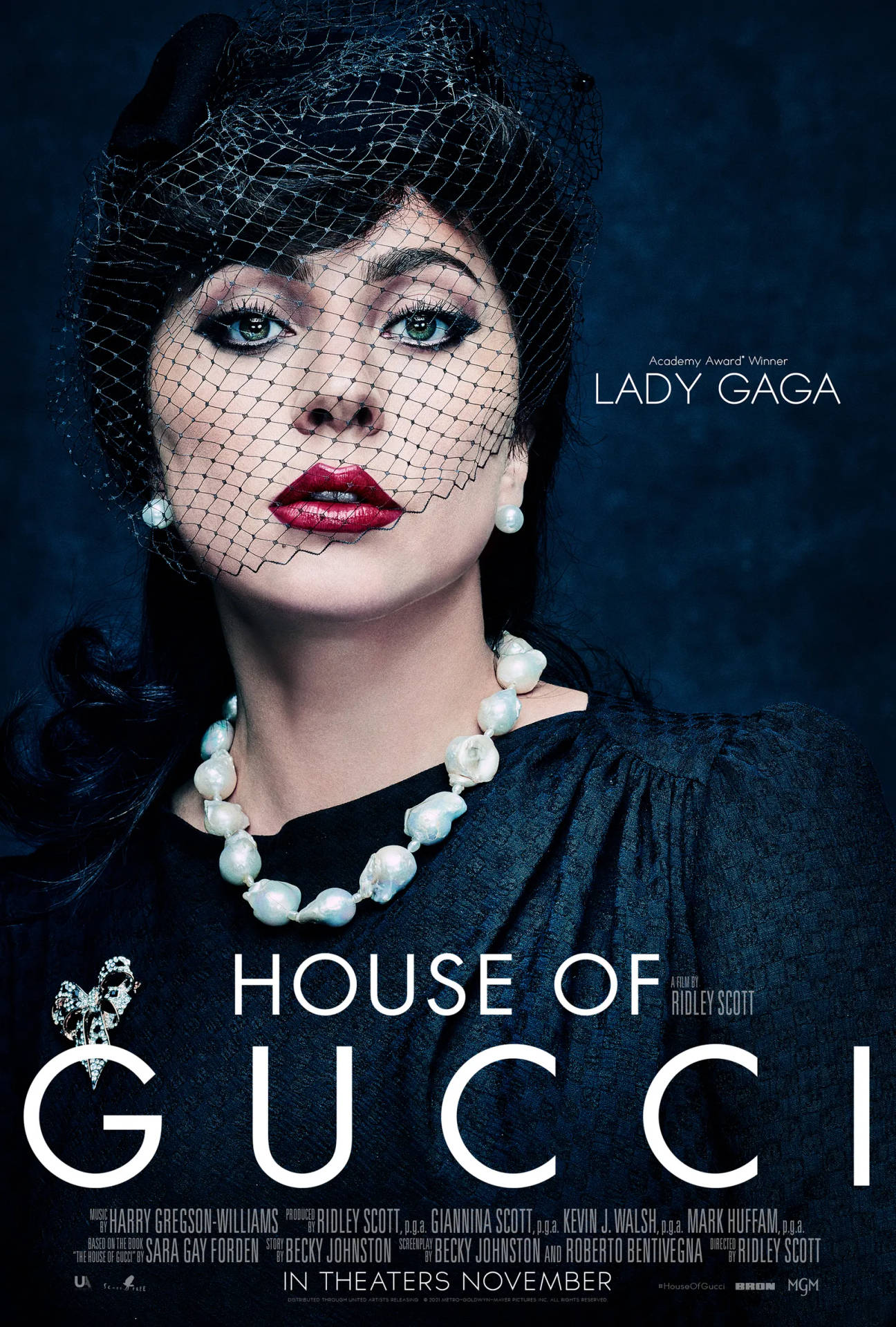 電影海報中戴著黑色面紗和珍珠項鍊的 Lady Gaga。 — Gucci 之家 壁紙