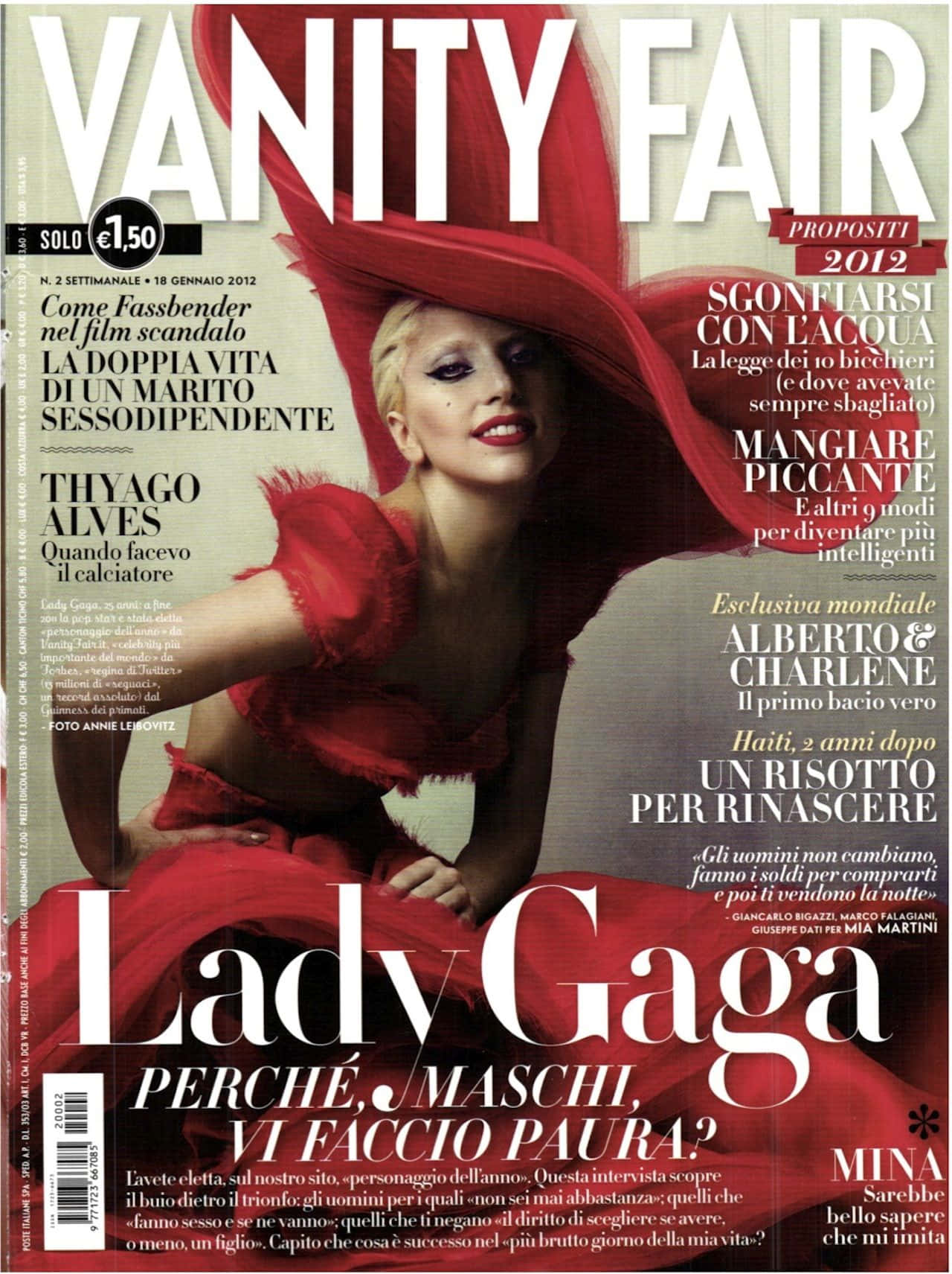雜誌 桌布 壁紙 — Lady Gaga 身穿大膽的紅色羽毛長袍和超大帽子，在《Vanity Fair Italy》封面上戲劇性地擺姿勢。