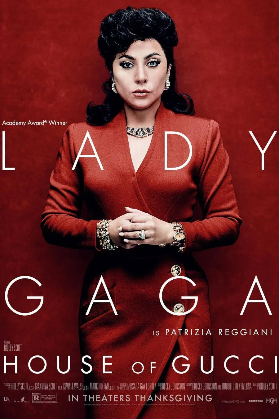 Lady Gaga 身穿紅色西裝，出現在《GUCCI：豪門謀殺案》的電影海報上。 — Gucci 之家 壁紙