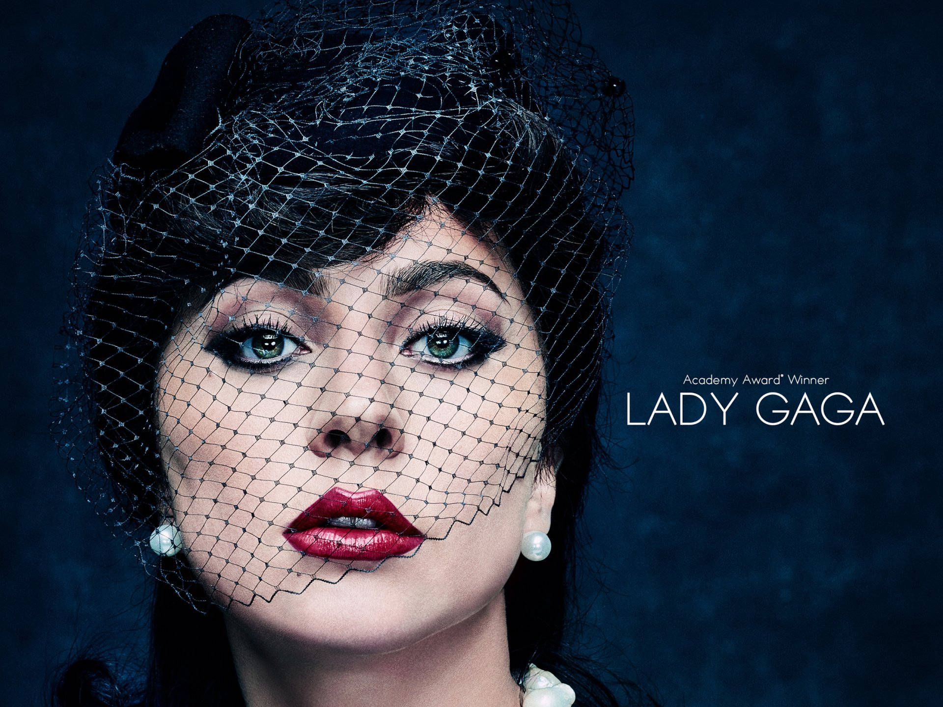 Lady Gaga 戴黑色面罩，紅唇和珍珠耳環，背景深藍色。 — Gucci 之家 壁紙