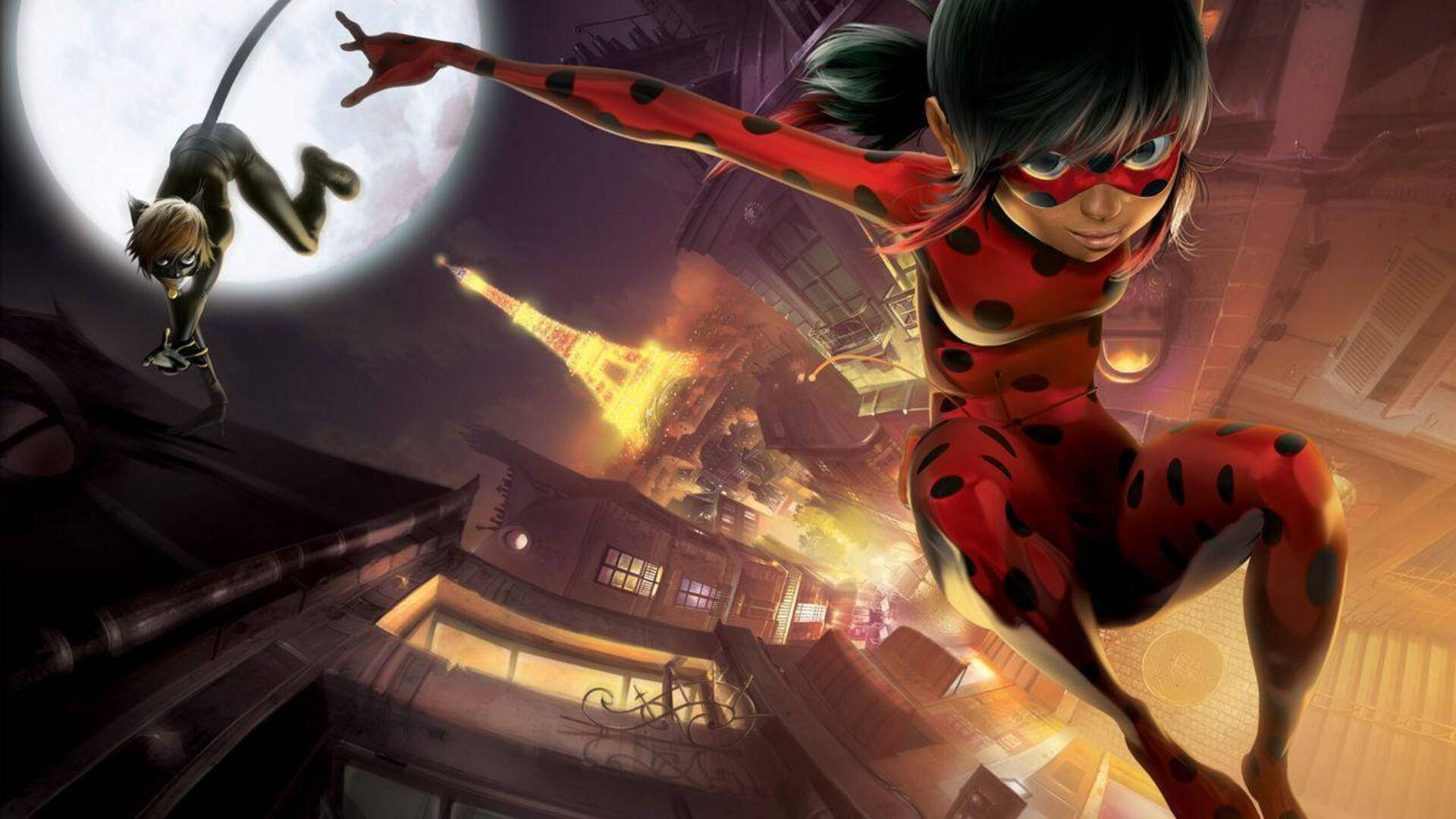 瓢蟲少女 桌布 壁紙 — Ladybug 和 Cat Noir 在閃耀的滿月下，背後燃燒的艾菲爾鐵塔襯托下，動態地跳躍在巴黎屋頂上。