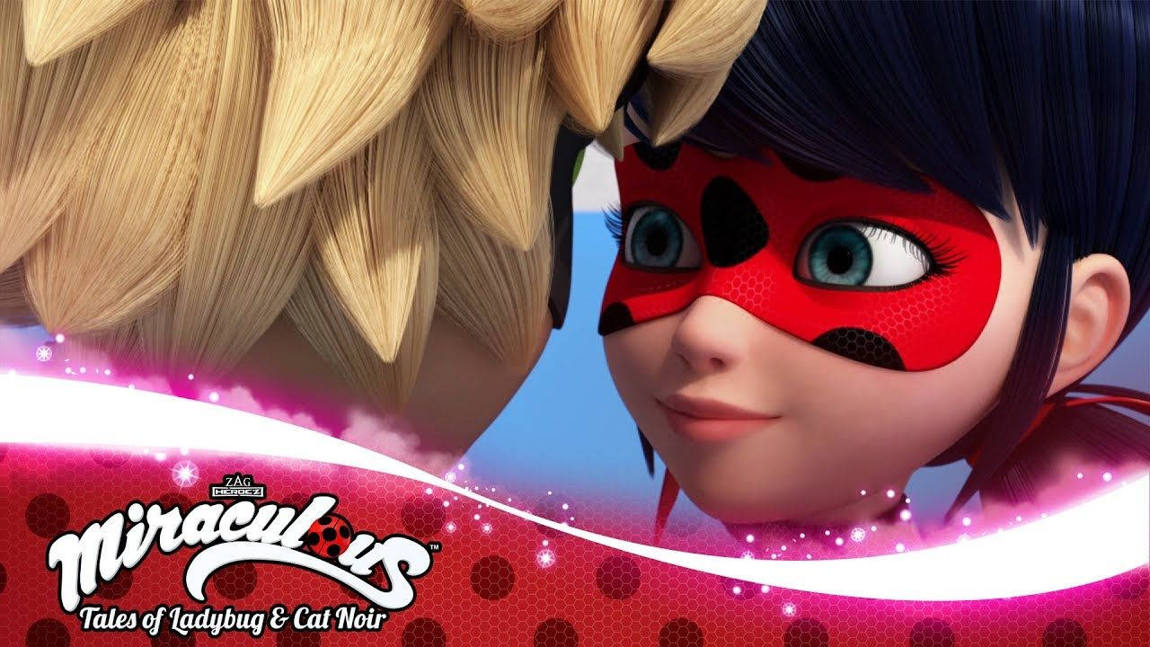 ladybug and cat noir kiss 桌布 壁紙 — Ladybug 戴著紅色面具，在閃爍的粉紅色和藍色背景下，溫柔地凝視 Cat Noir 的金色頭髮的特寫。