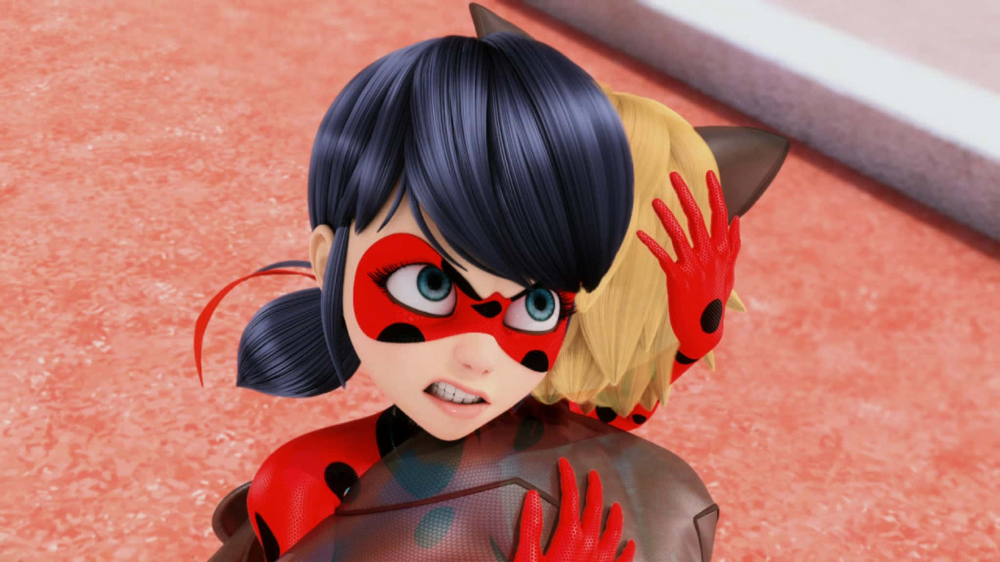 Miraculous 桌布 壁紙 — Ladybug 穿著紅黑超級英雄服裝的近距離特寫，表情驚訝。