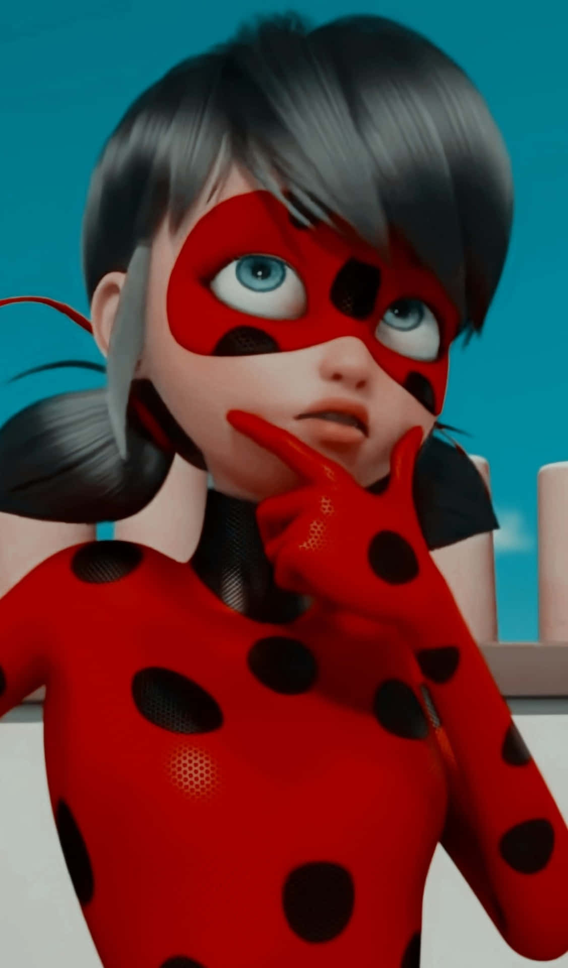 Cartoon 桌布 壁紙 — Ladybug 身穿紅黑圓點服裝，在明亮的藍色背景下，表情若有所思的特寫。