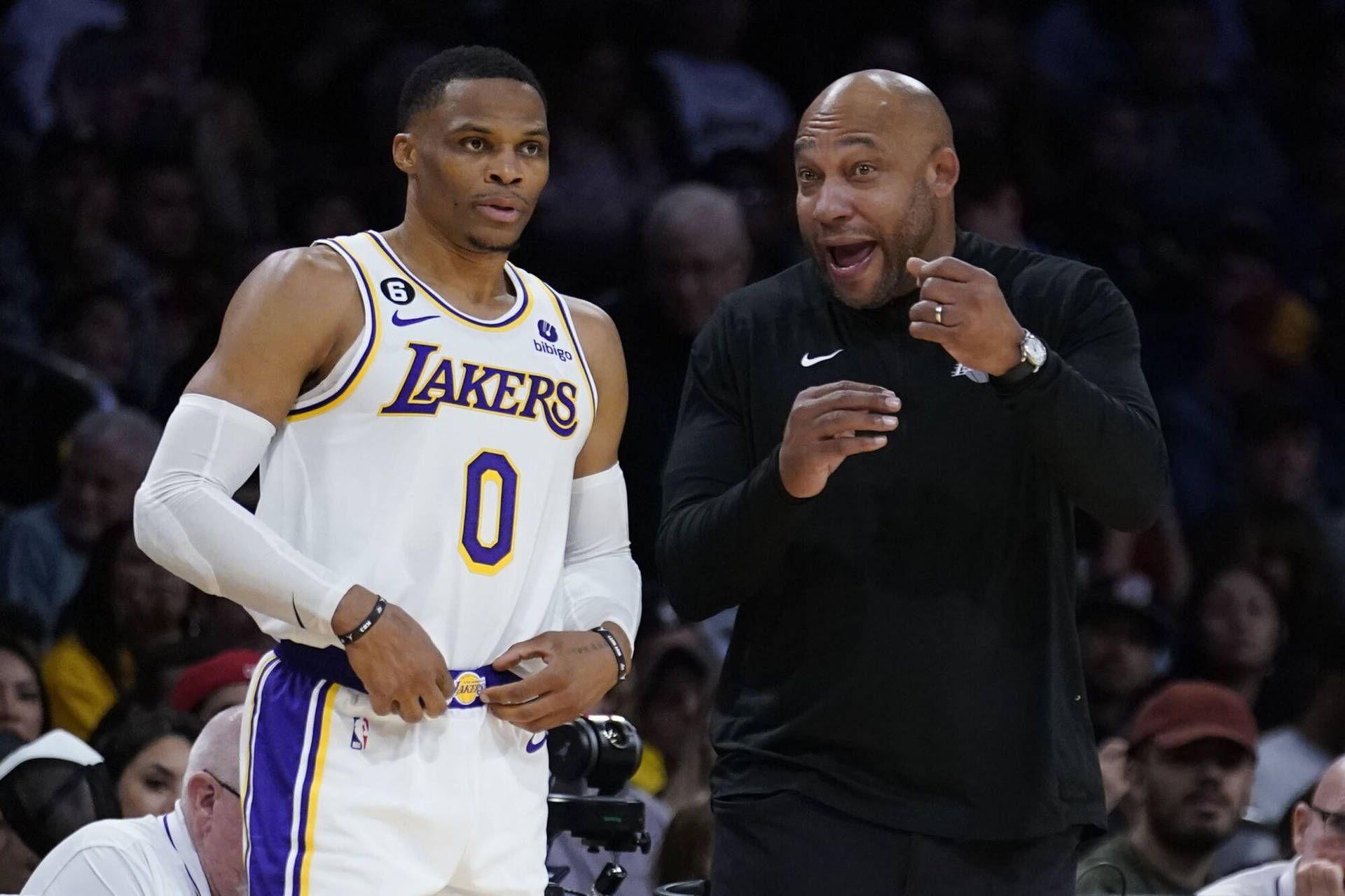 湖人隊球員和教練在籃球比賽中的動作。 — NBA 壁紙