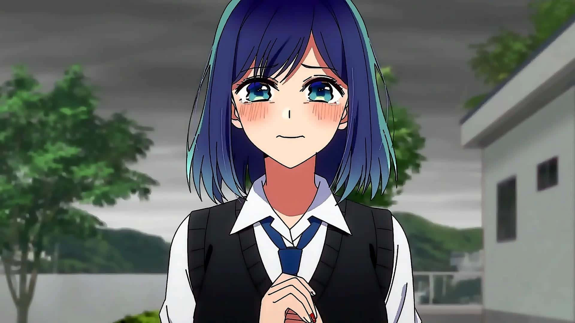  壁紙 — 一位藍髮動漫女孩穿著校服，在樹木和建築物環繞的多雲戶外背景下溫柔微笑。
