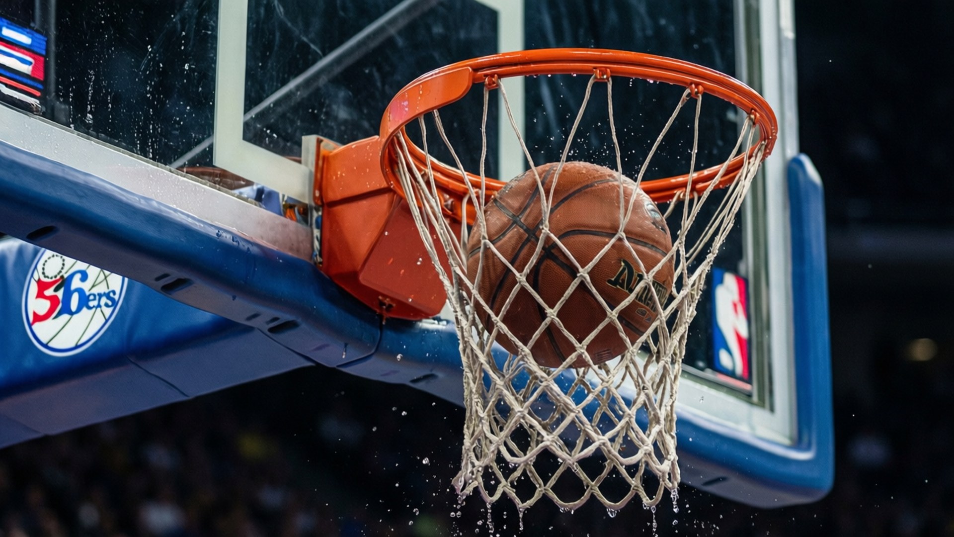 Philadelphia 76ers 桌布 壁紙 — 籃球猛力穿過籃框，水珠在穿過網時飛濺的特寫鏡頭。